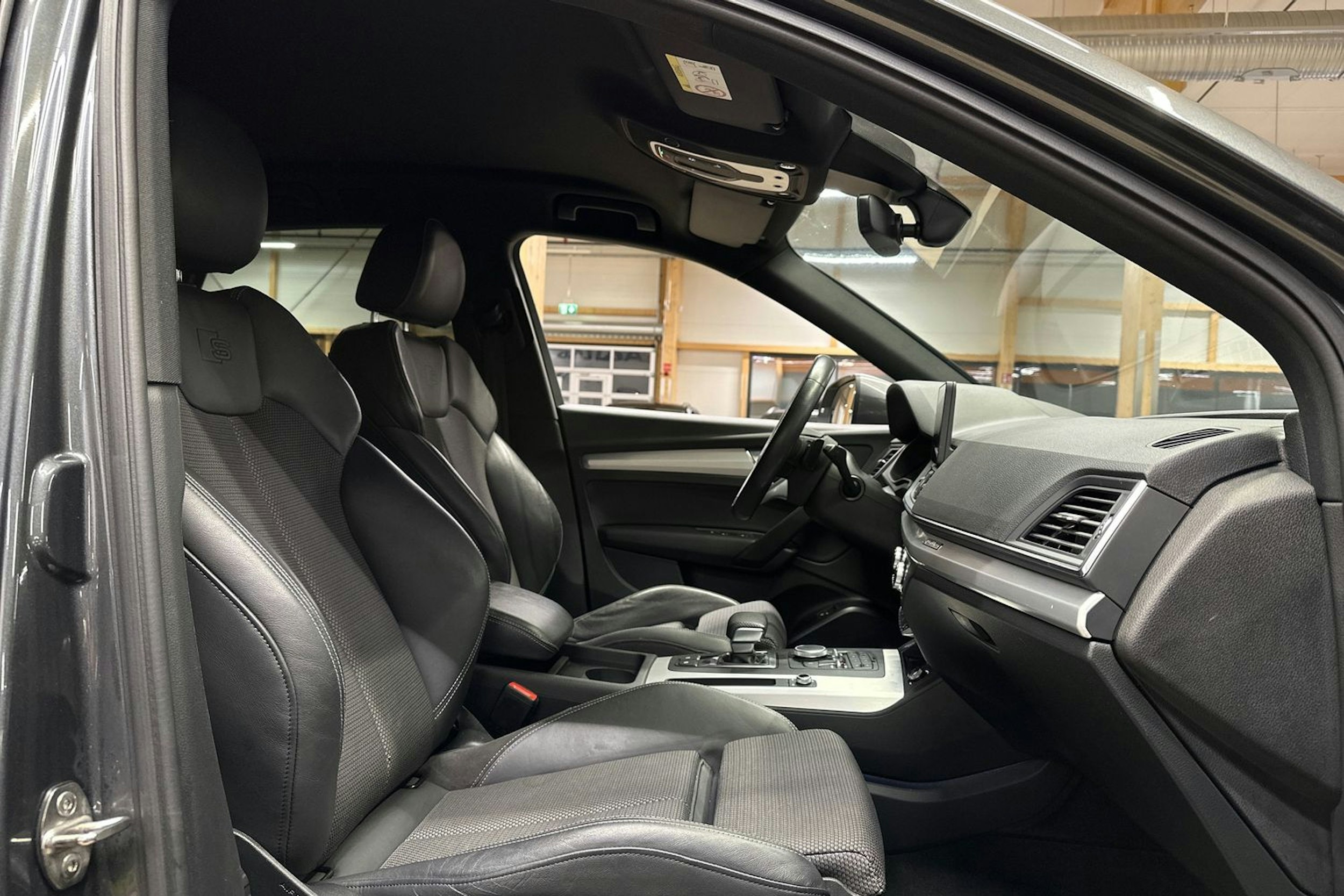 harmaa Audi Q5 2020 kuva 14.