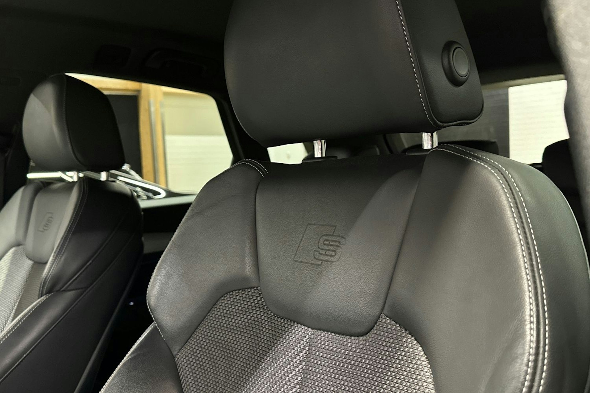 harmaa Audi Q5 2020 kuva 15.