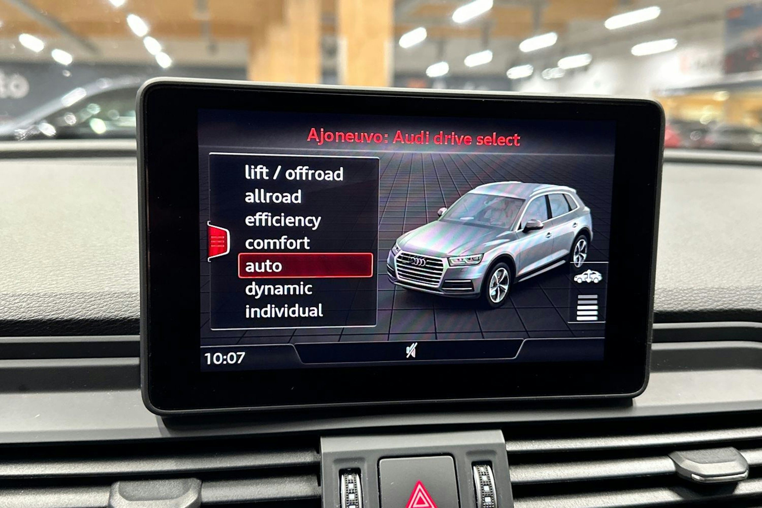 harmaa Audi Q5 2020 kuva 18.