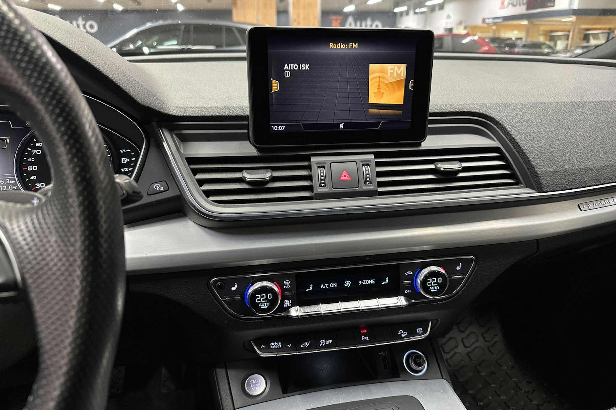 harmaa Audi Q5 2020 kuva 19.