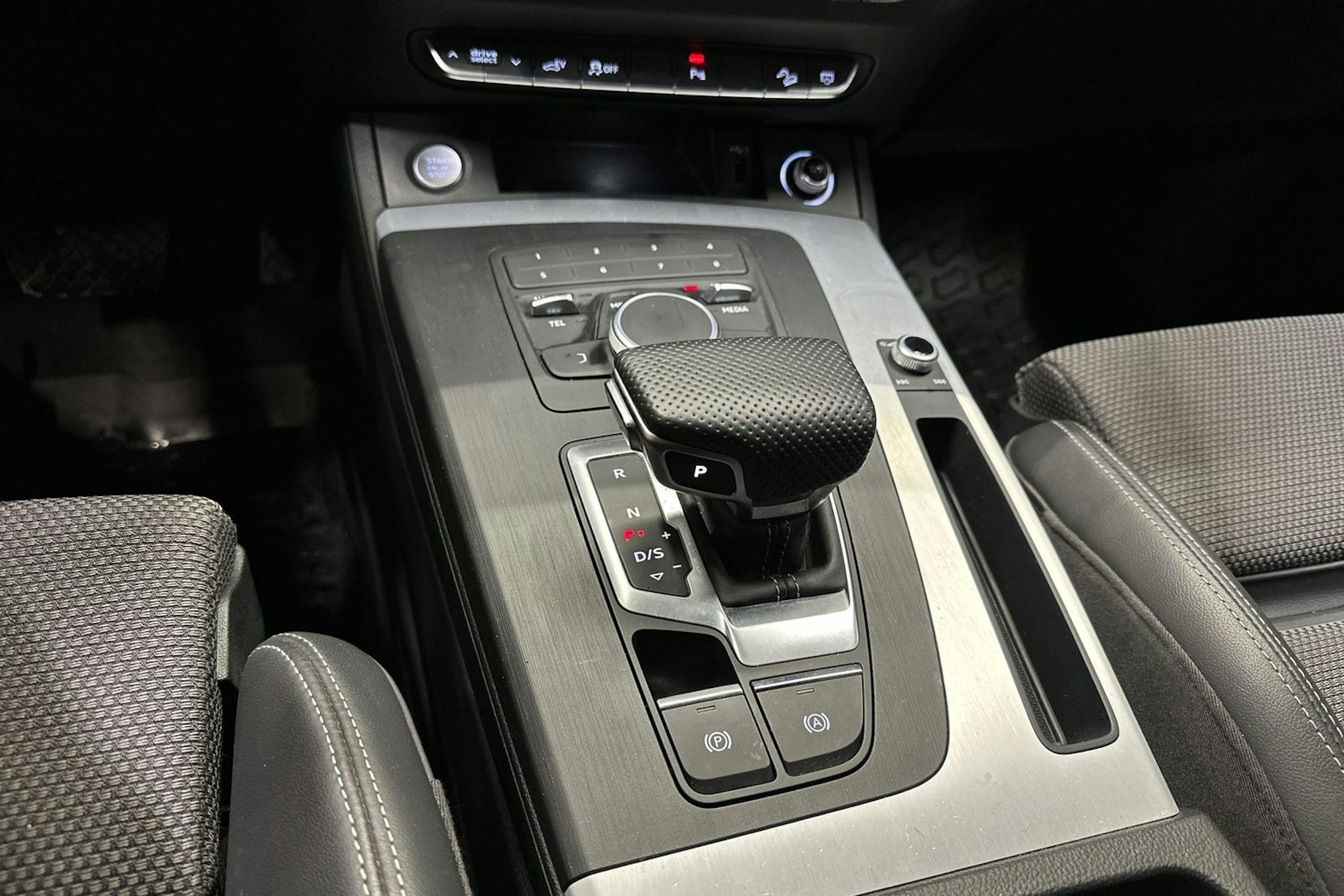 harmaa Audi Q5 2020 kuva 21.