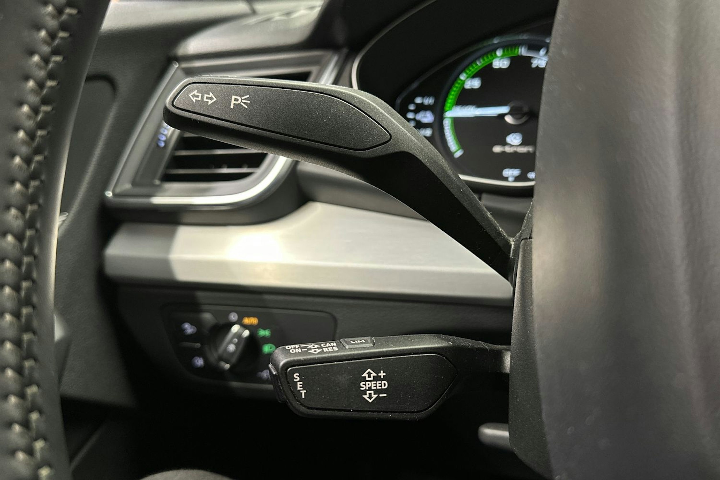 harmaa Audi Q5 2020 kuva 23.