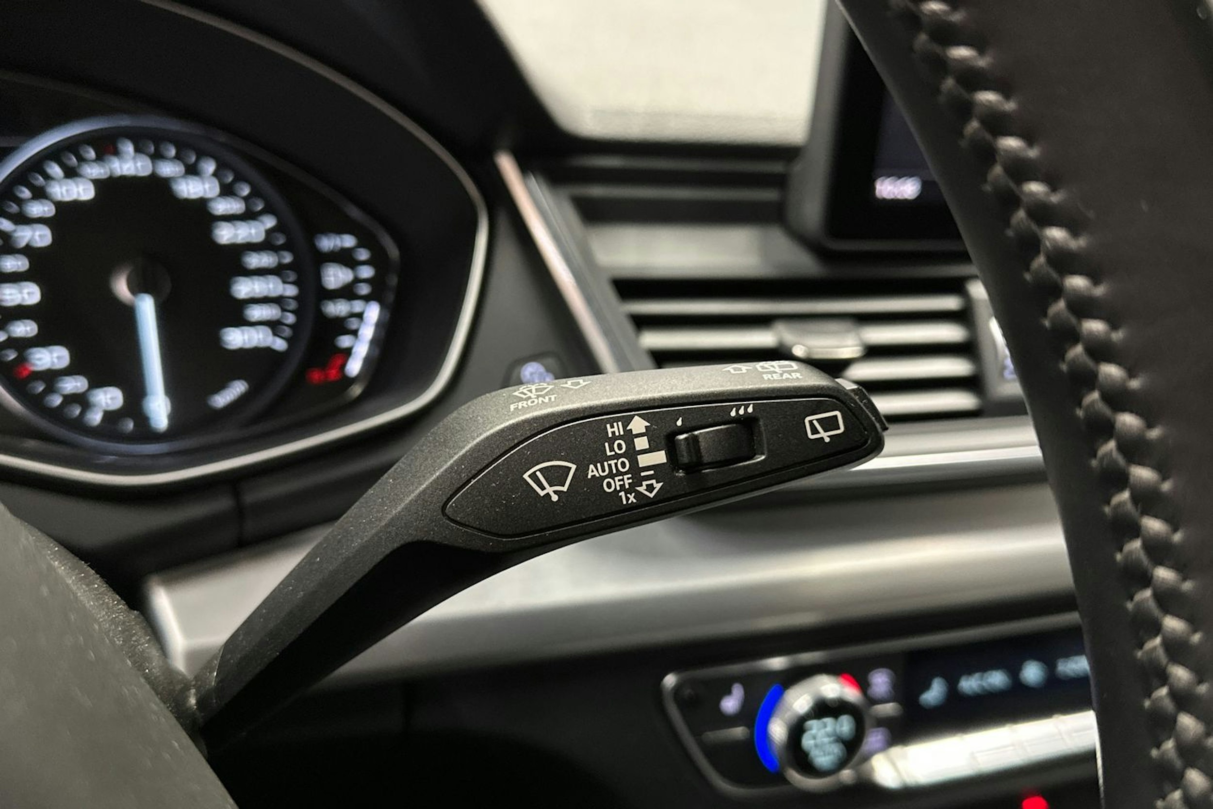 harmaa Audi Q5 2020 kuva 24.