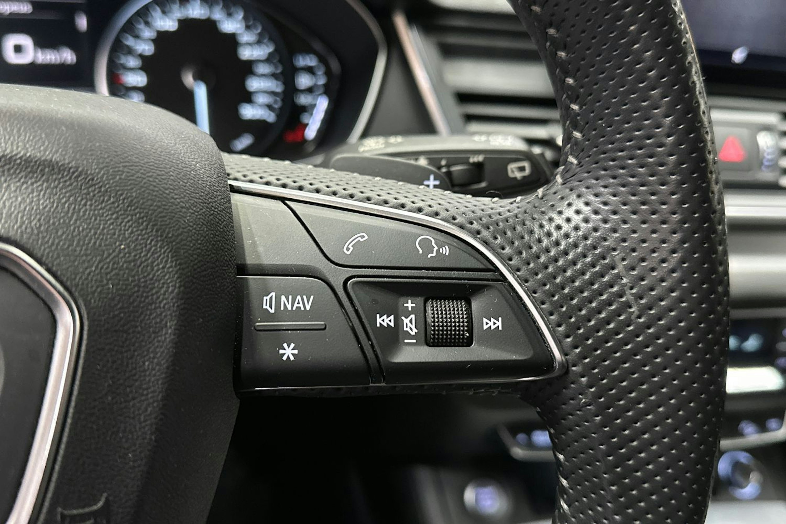 harmaa Audi Q5 2020 kuva 26.