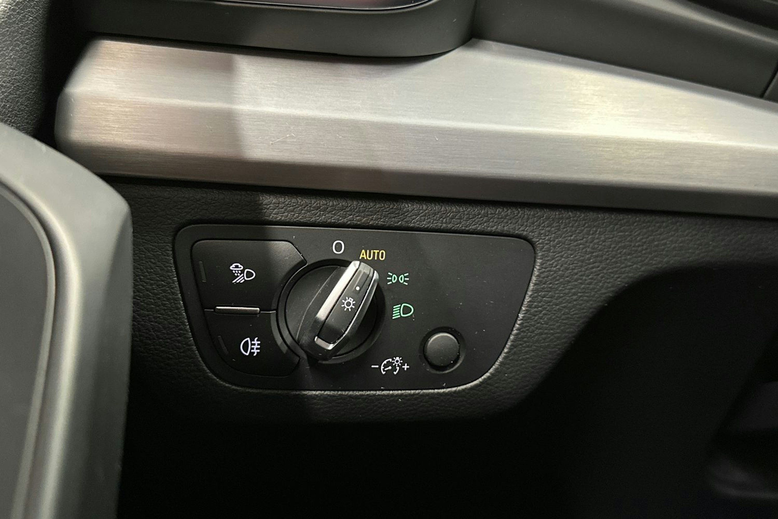 harmaa Audi Q5 2020 kuva 27.