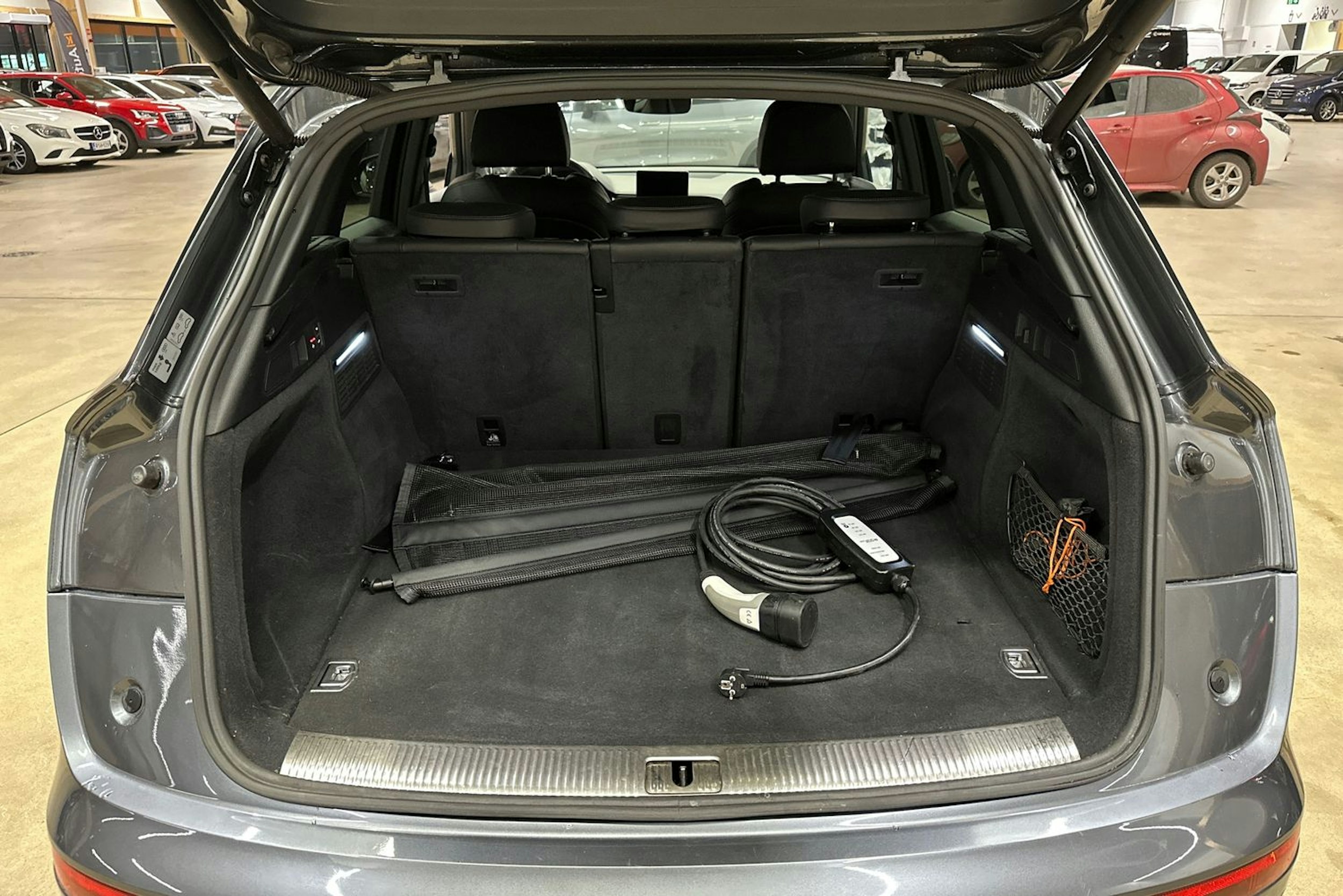 harmaa Audi Q5 2020 kuva 28.