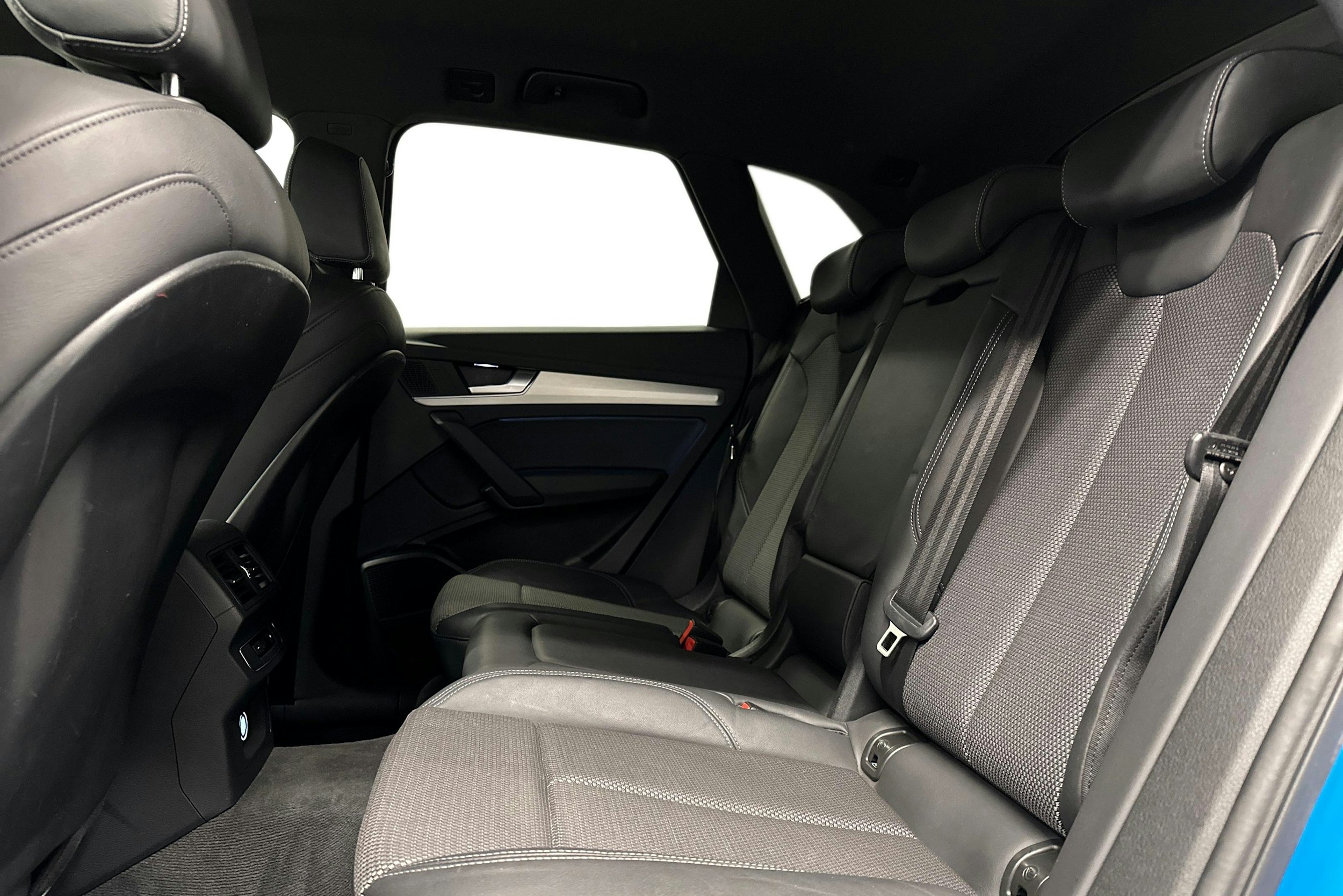 sininen Audi Q5 2020 kuva 10.