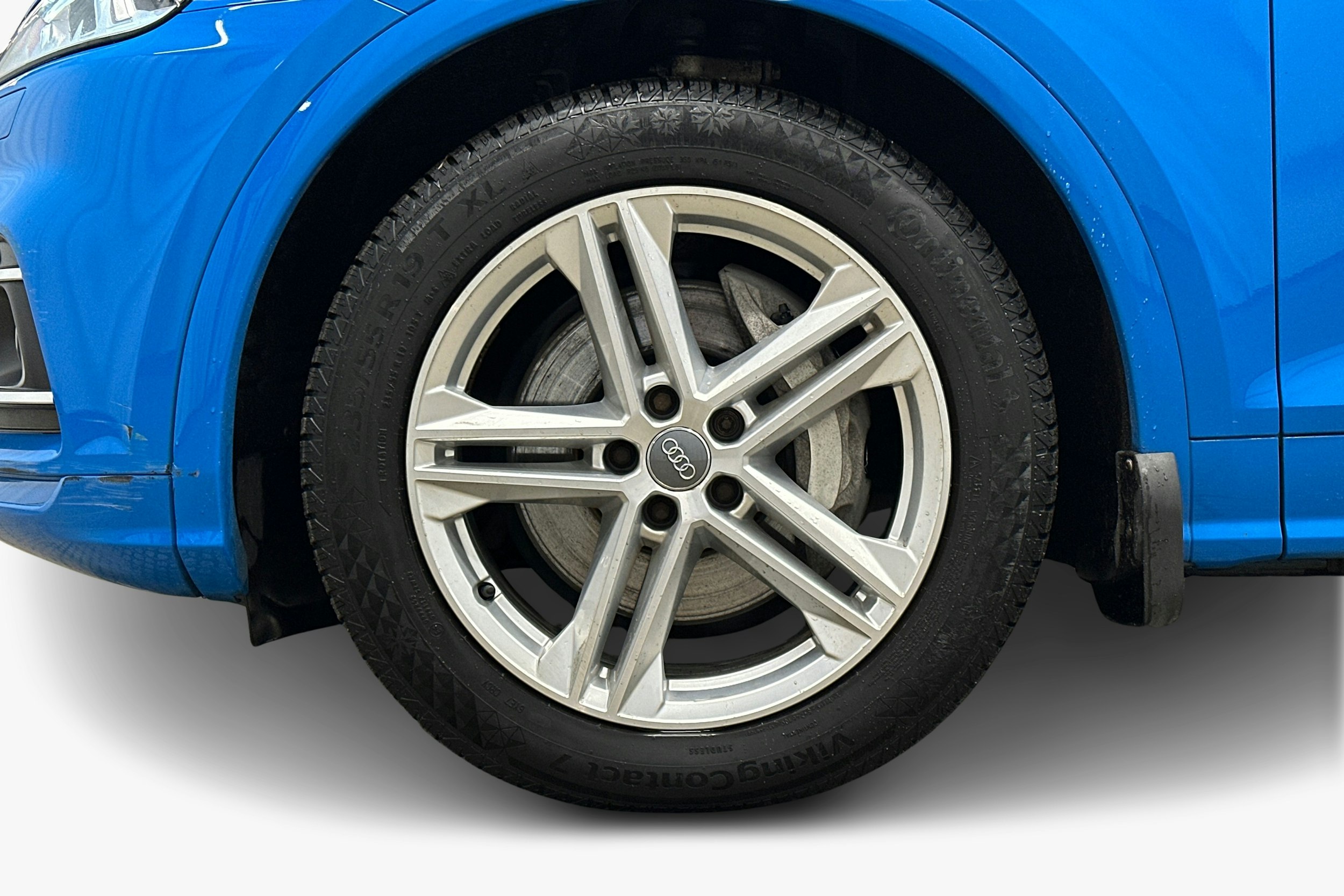 sininen Audi Q5 2020 kuva 11.