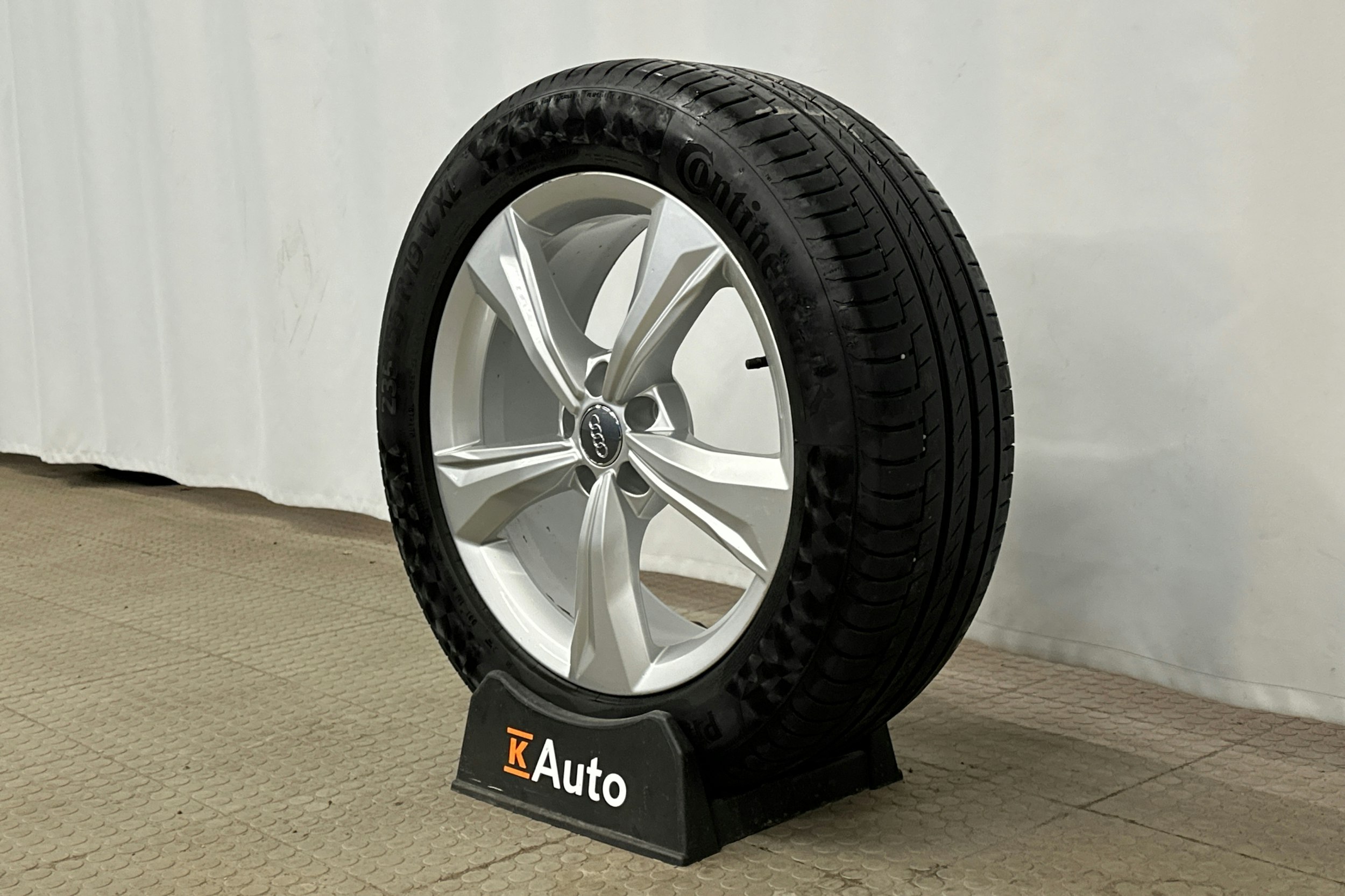 sininen Audi Q5 2020 kuva 12.