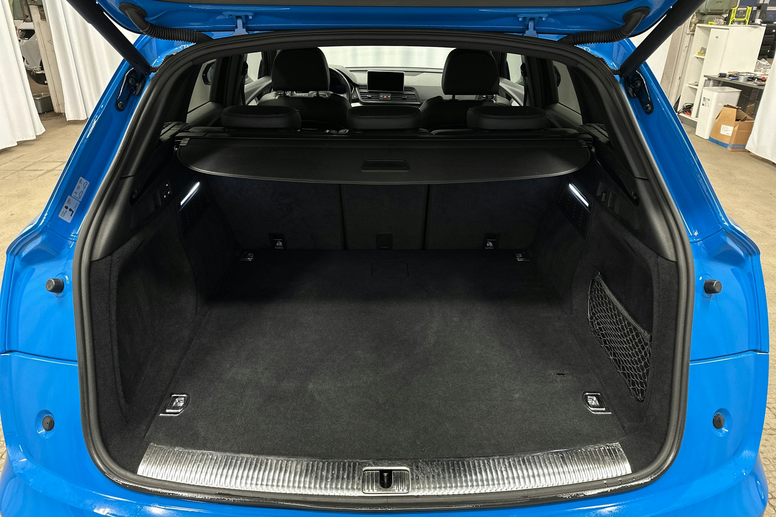 sininen Audi Q5 2020 kuva 13.