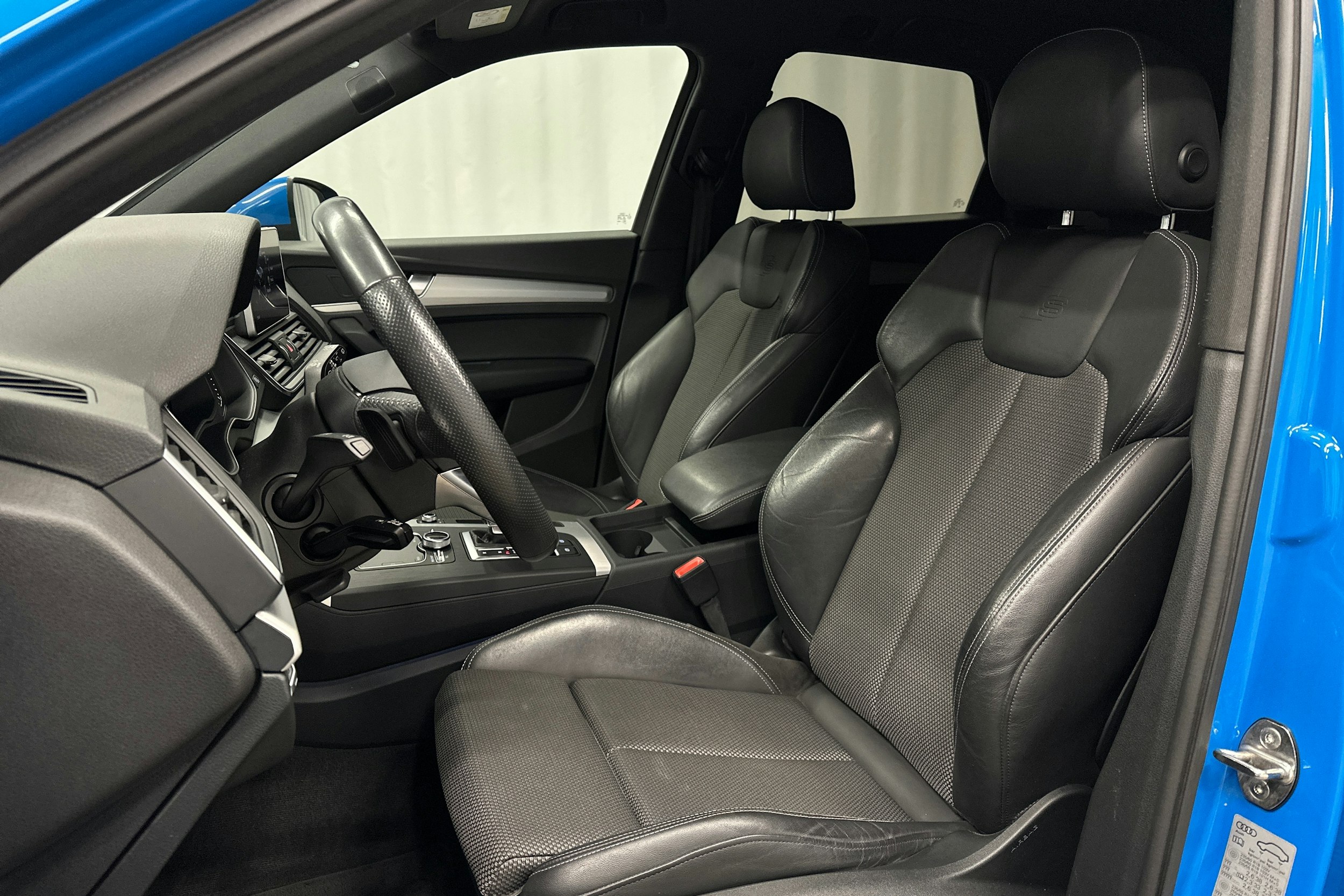 sininen Audi Q5 2020 kuva 17.