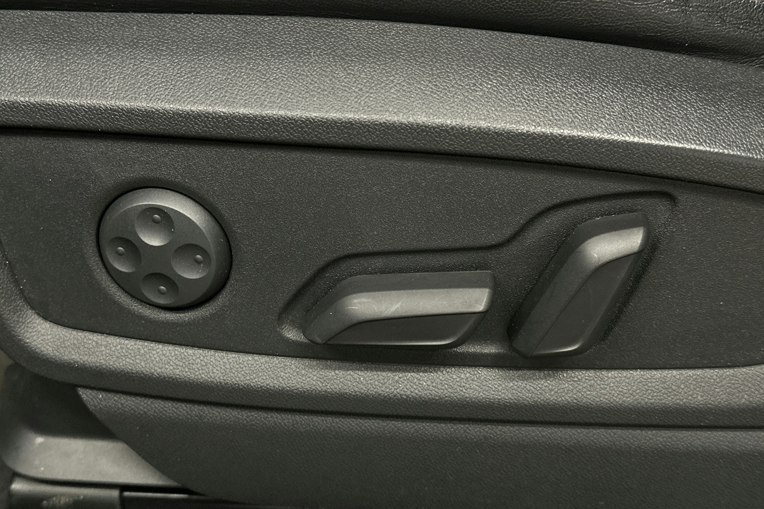 sininen Audi Q5 2020 kuva 18.