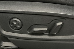 sininen Audi Q5 2020 kuva 18.