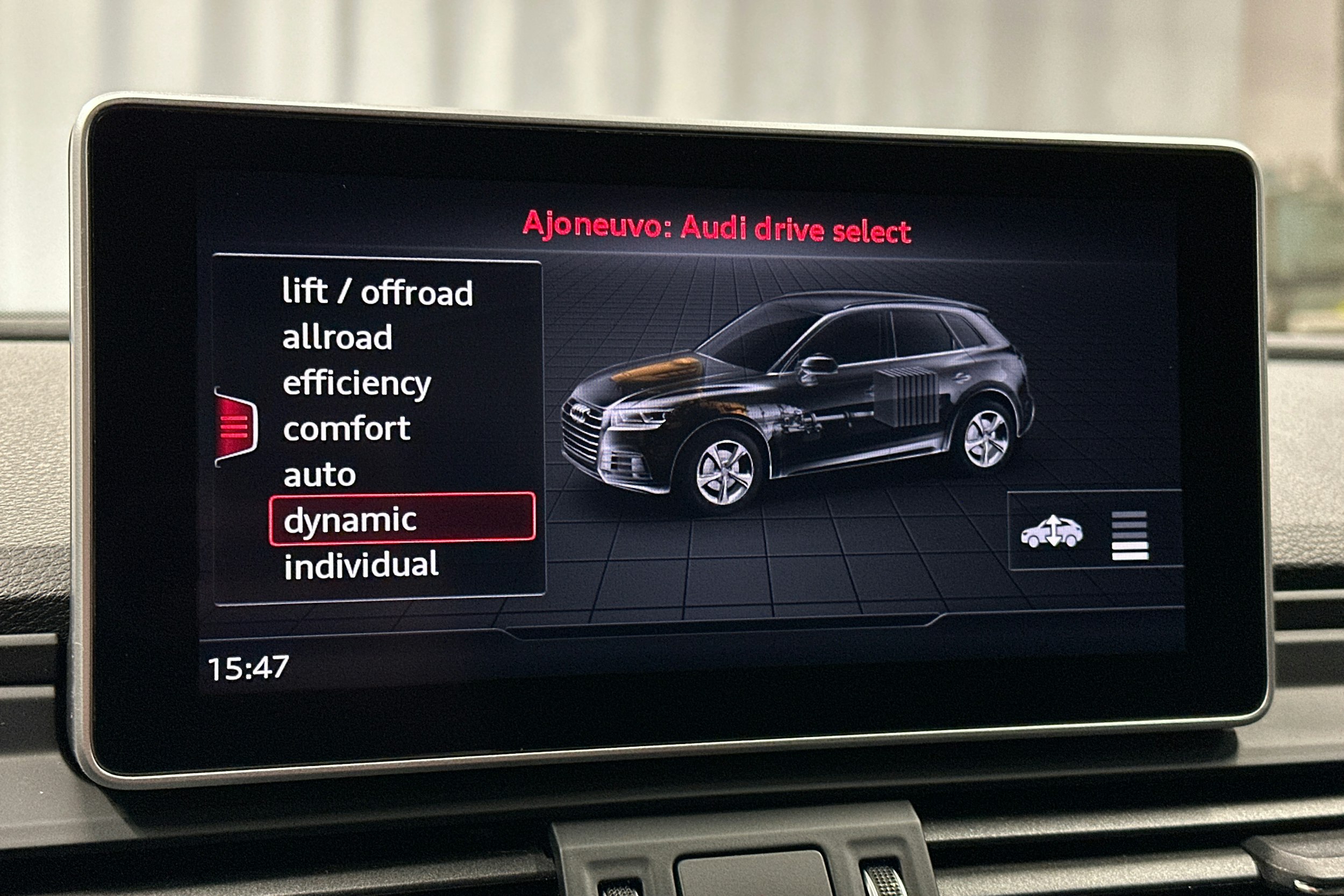 sininen Audi Q5 2020 kuva 25.