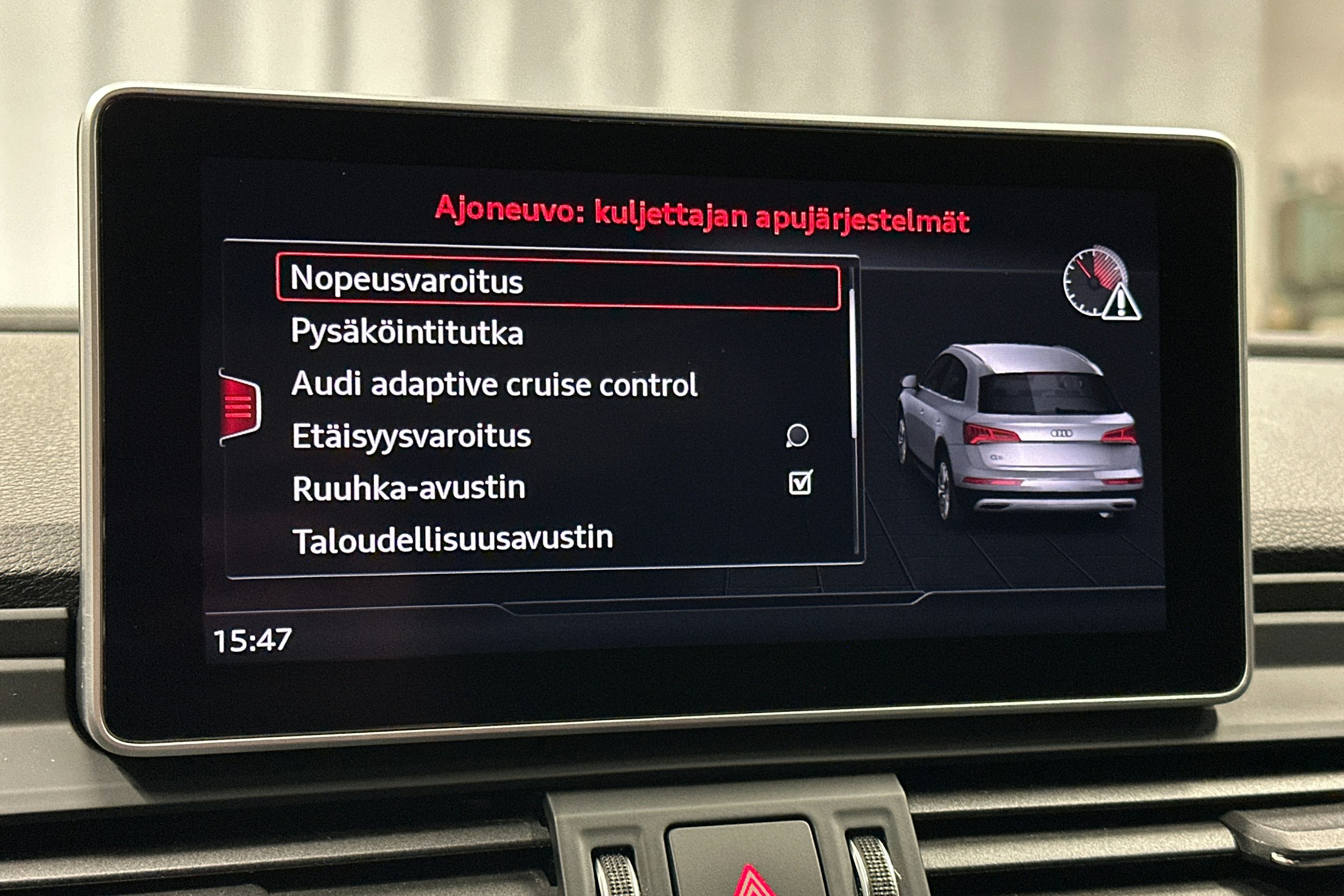 sininen Audi Q5 2020 kuva 26.