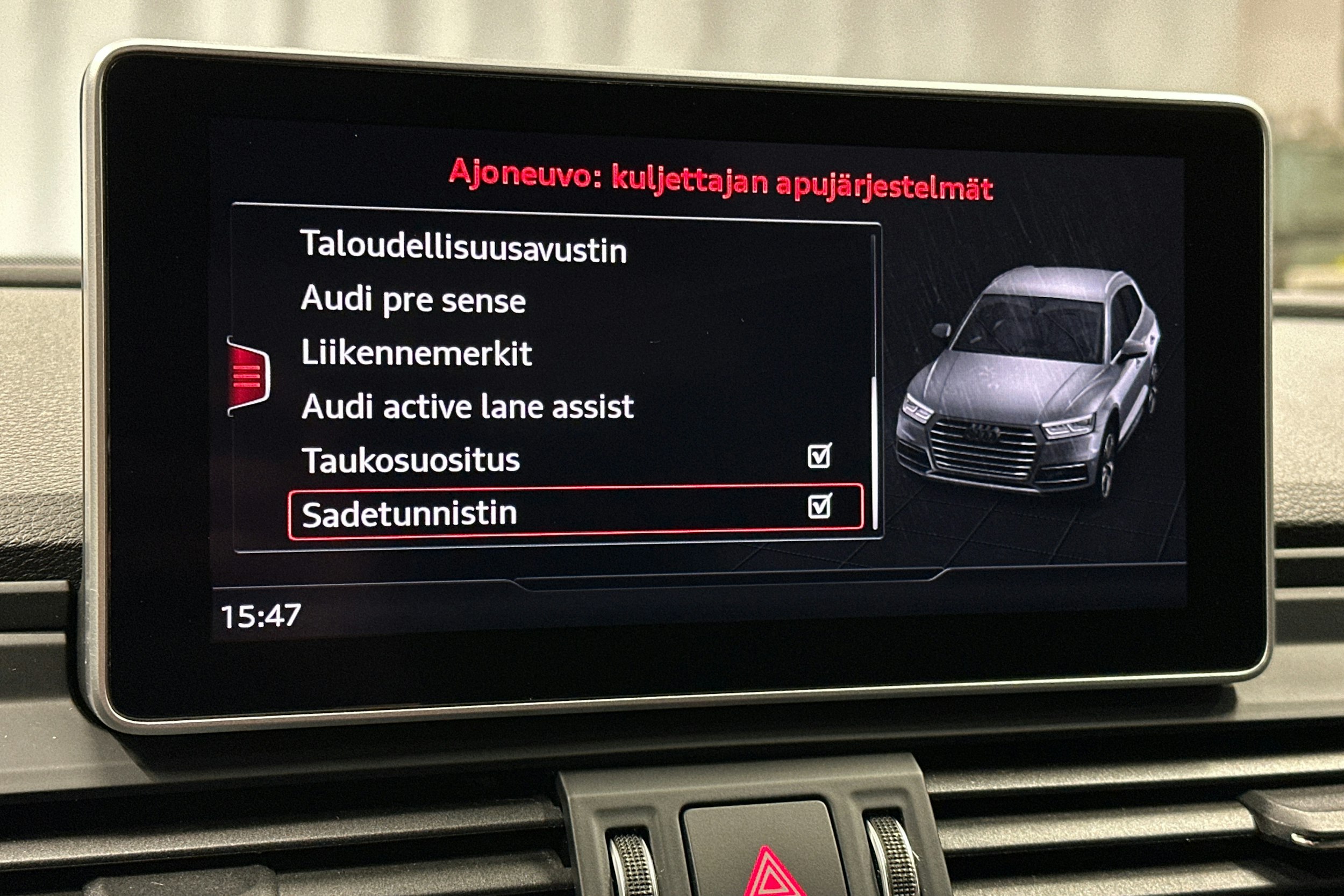 sininen Audi Q5 2020 kuva 27.
