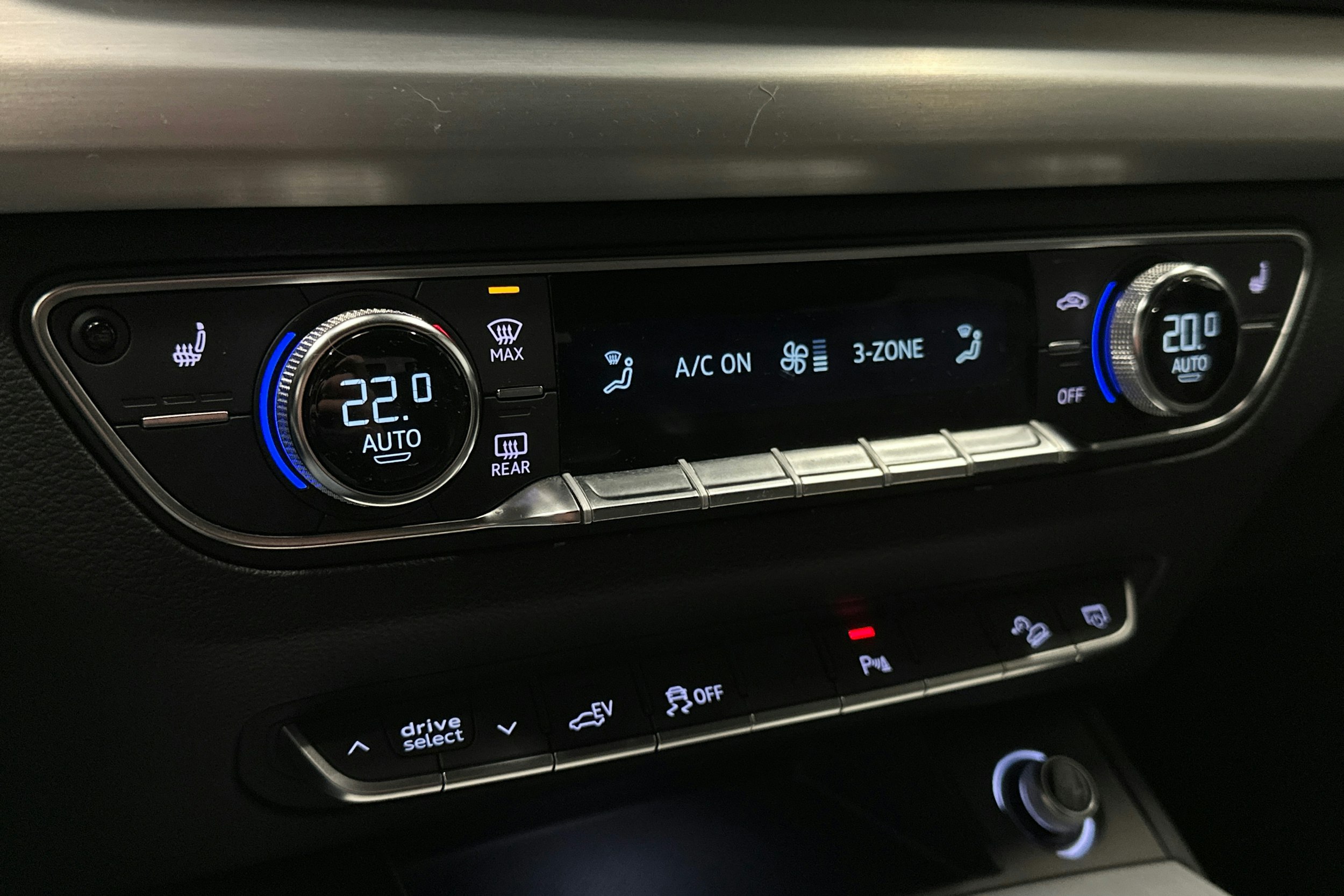 sininen Audi Q5 2020 kuva 32.