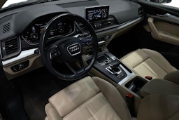 musta Audi Q5 2020 kuva 7.