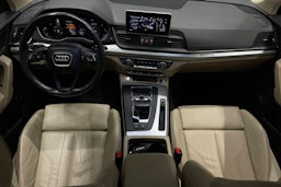 musta Audi Q5 2020 kuva 9.