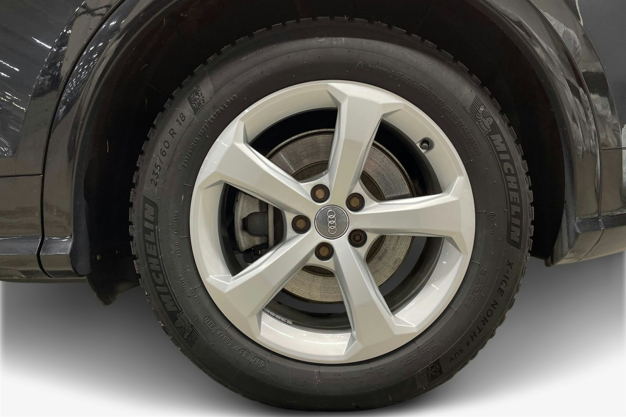 musta Audi Q5 2020 kuva 11.