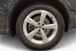 musta Audi Q5 2020 kuva 11.