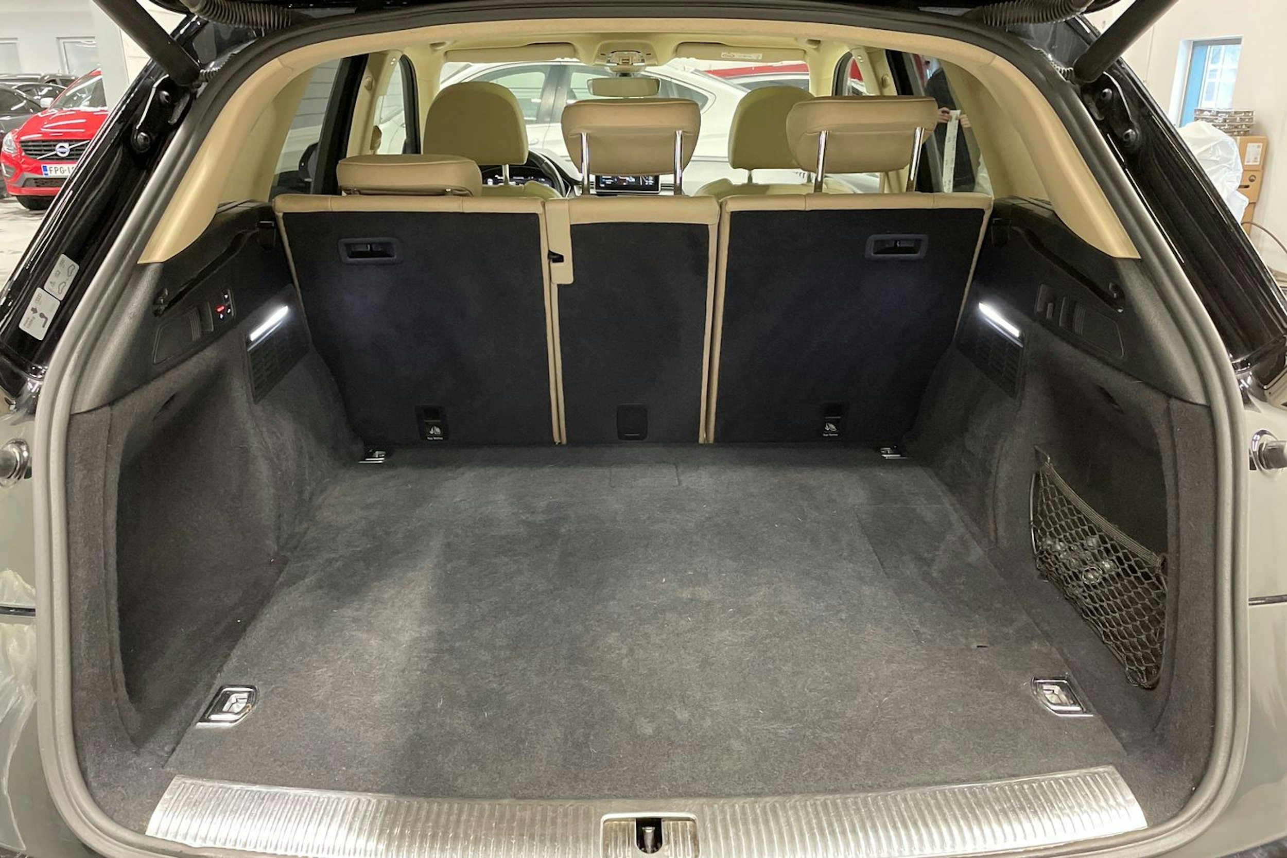 musta Audi Q5 2020 kuva 15.