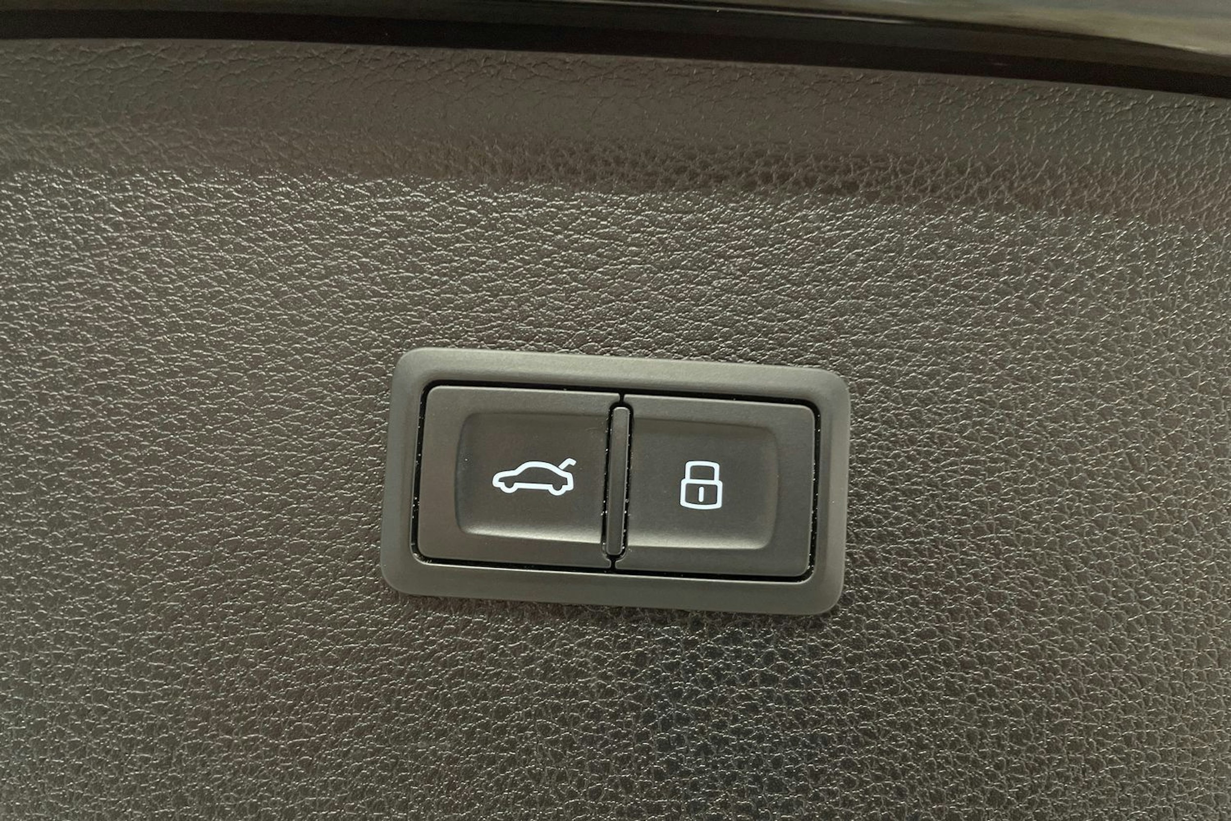 musta Audi Q5 2020 kuva 17.