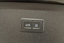 musta Audi Q5 2020 kuva 17.