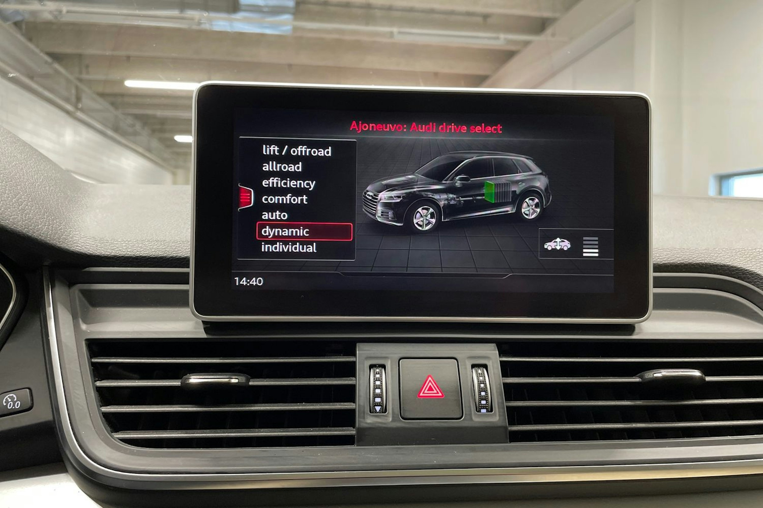 musta Audi Q5 2020 kuva 21.