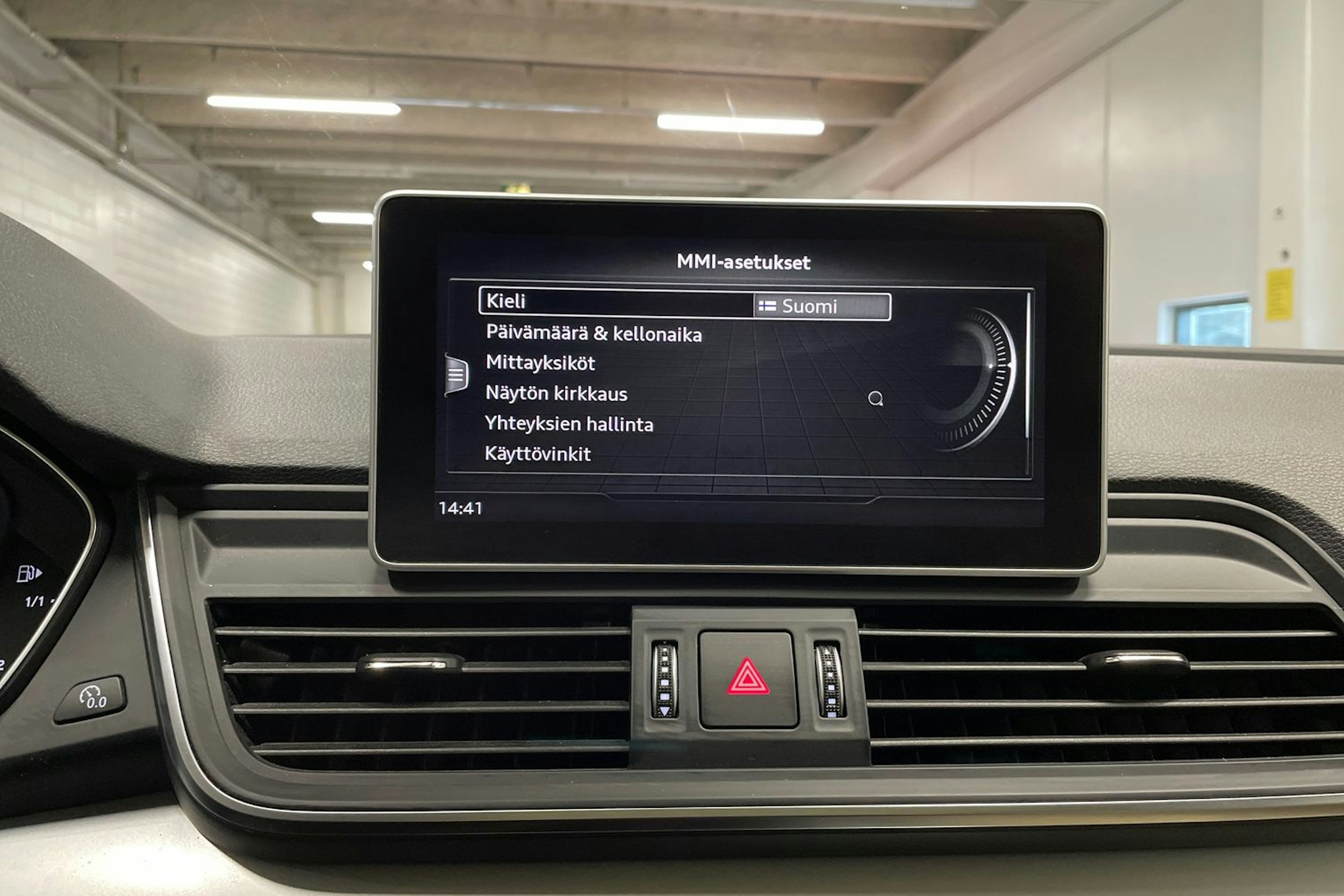 musta Audi Q5 2020 kuva 22.