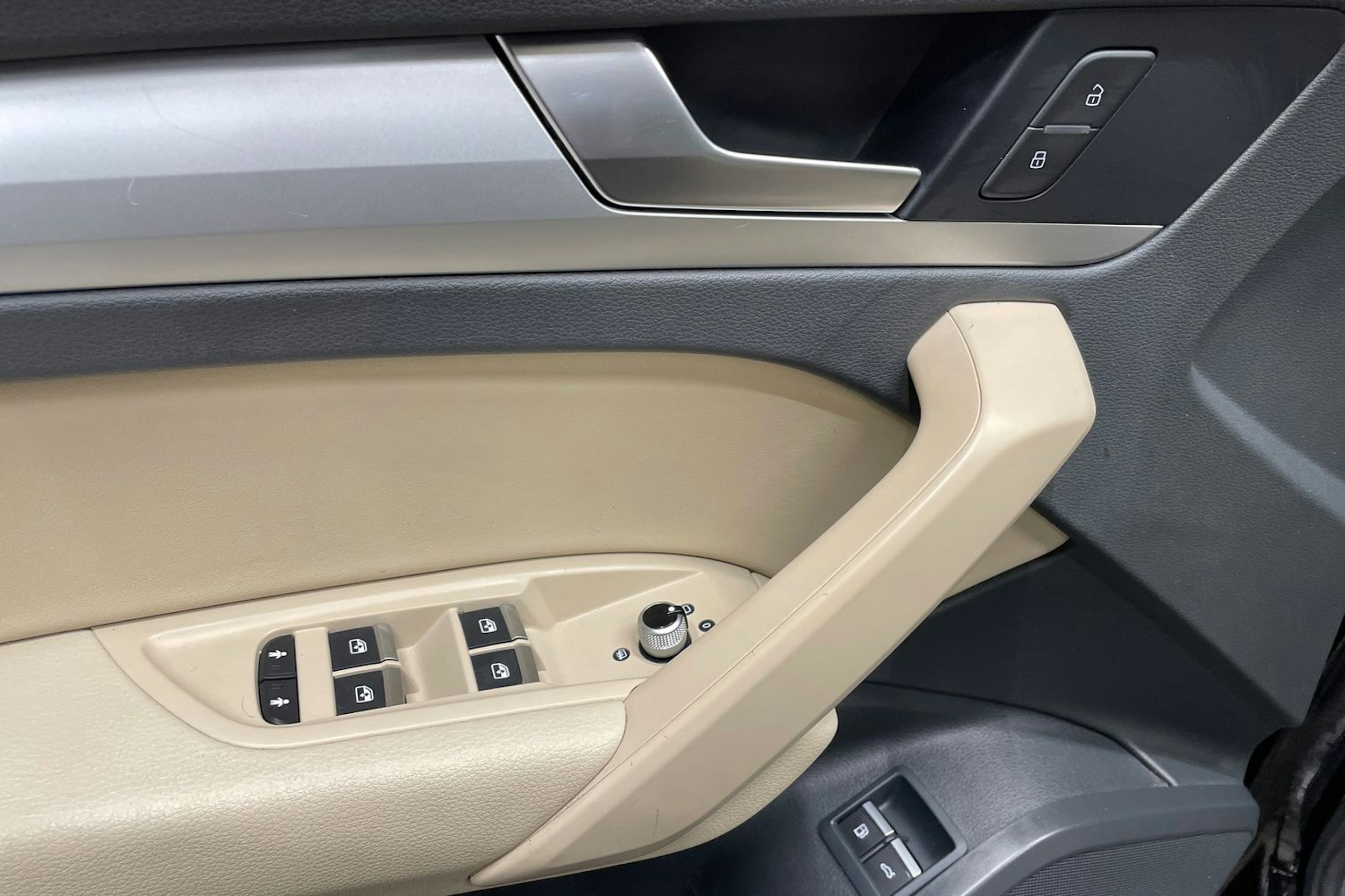 musta Audi Q5 2020 kuva 27.