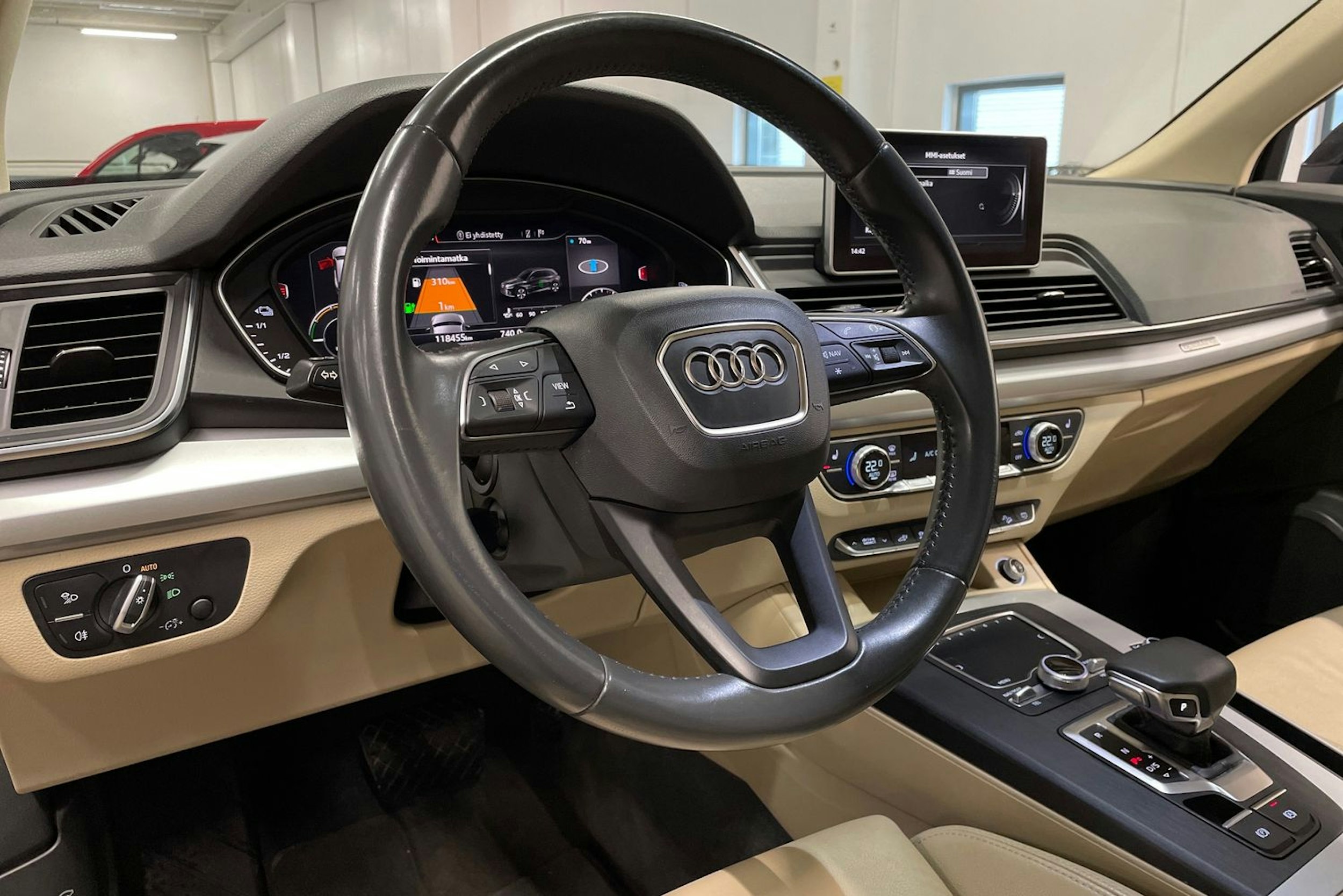 musta Audi Q5 2020 kuva 28.