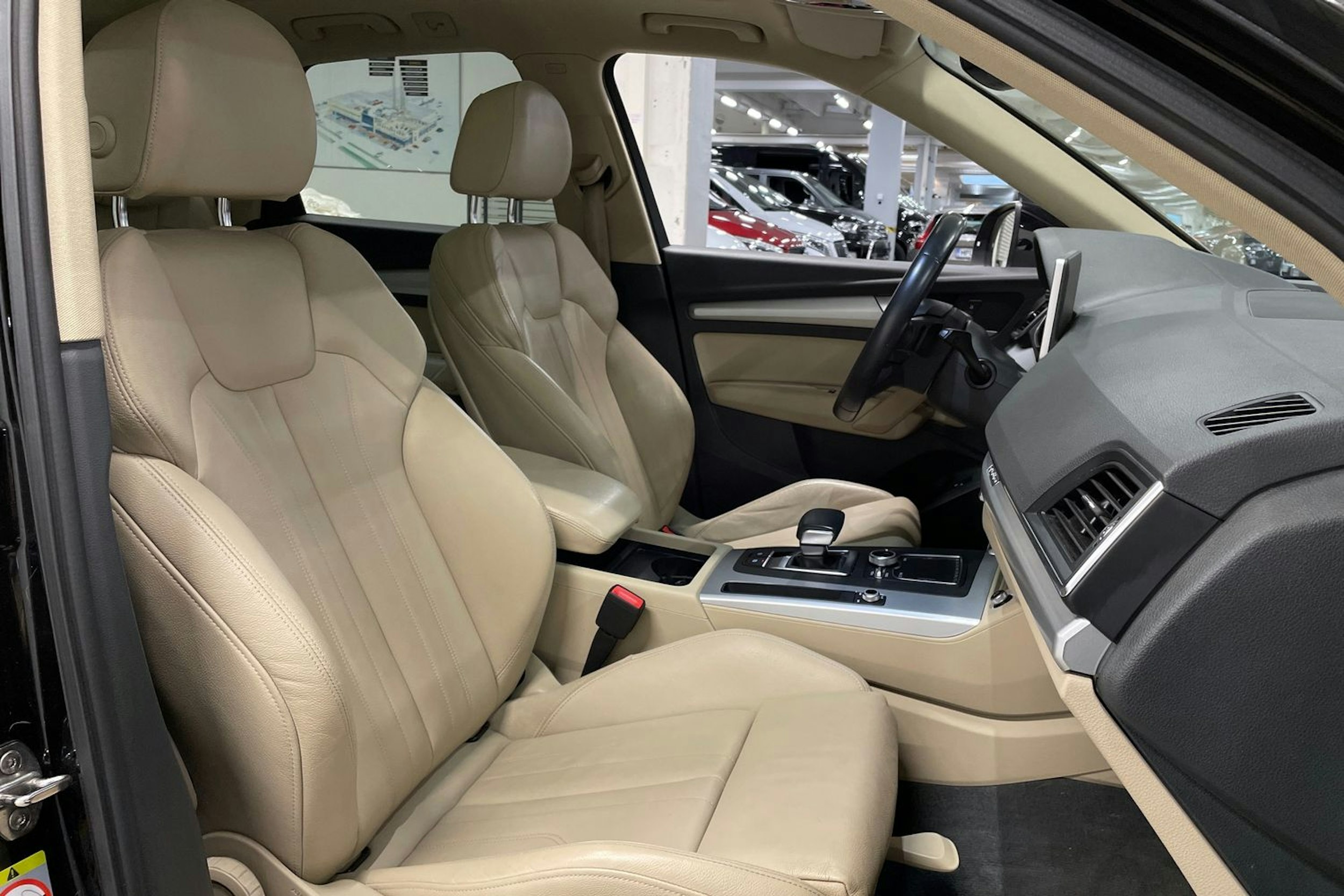 musta Audi Q5 2020 kuva 29.