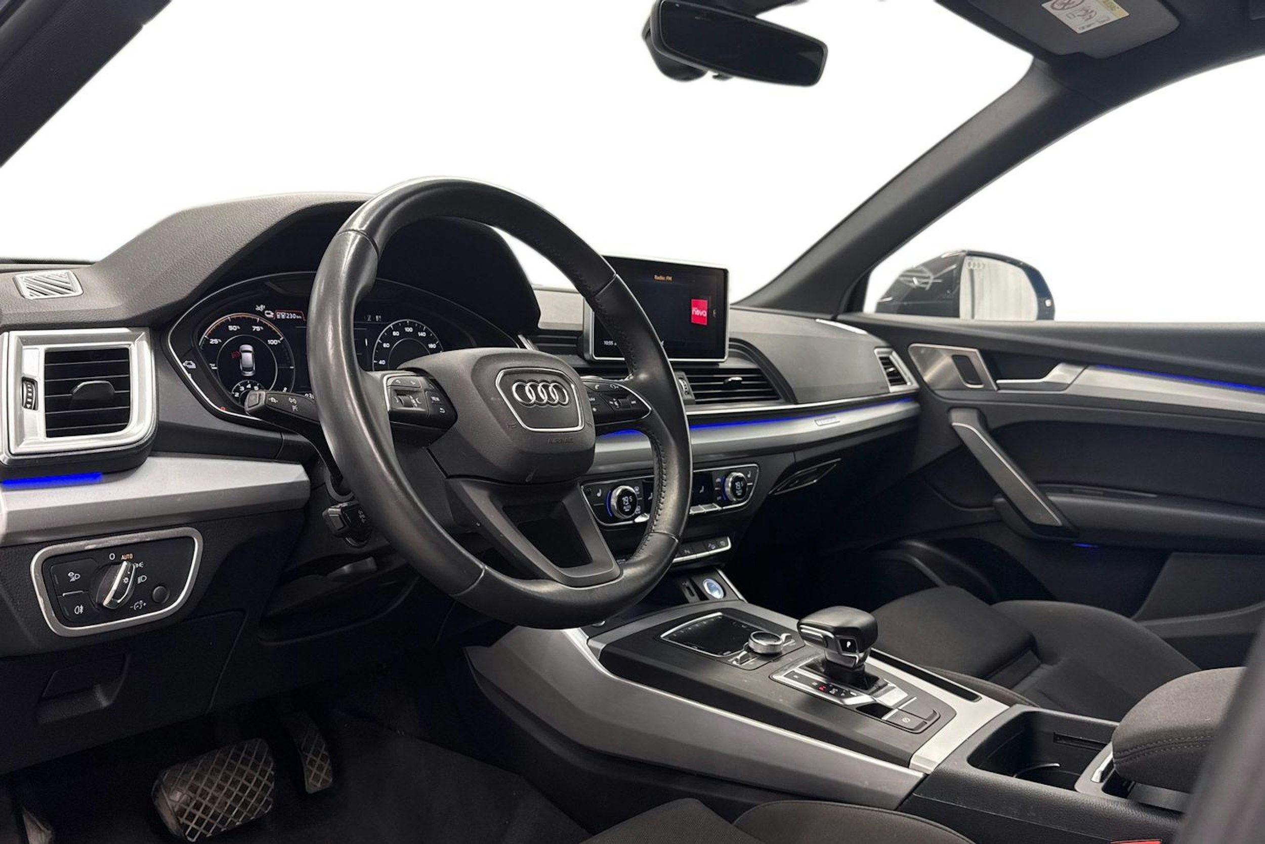 Sininen Audi Q5 2020 kuva 7.