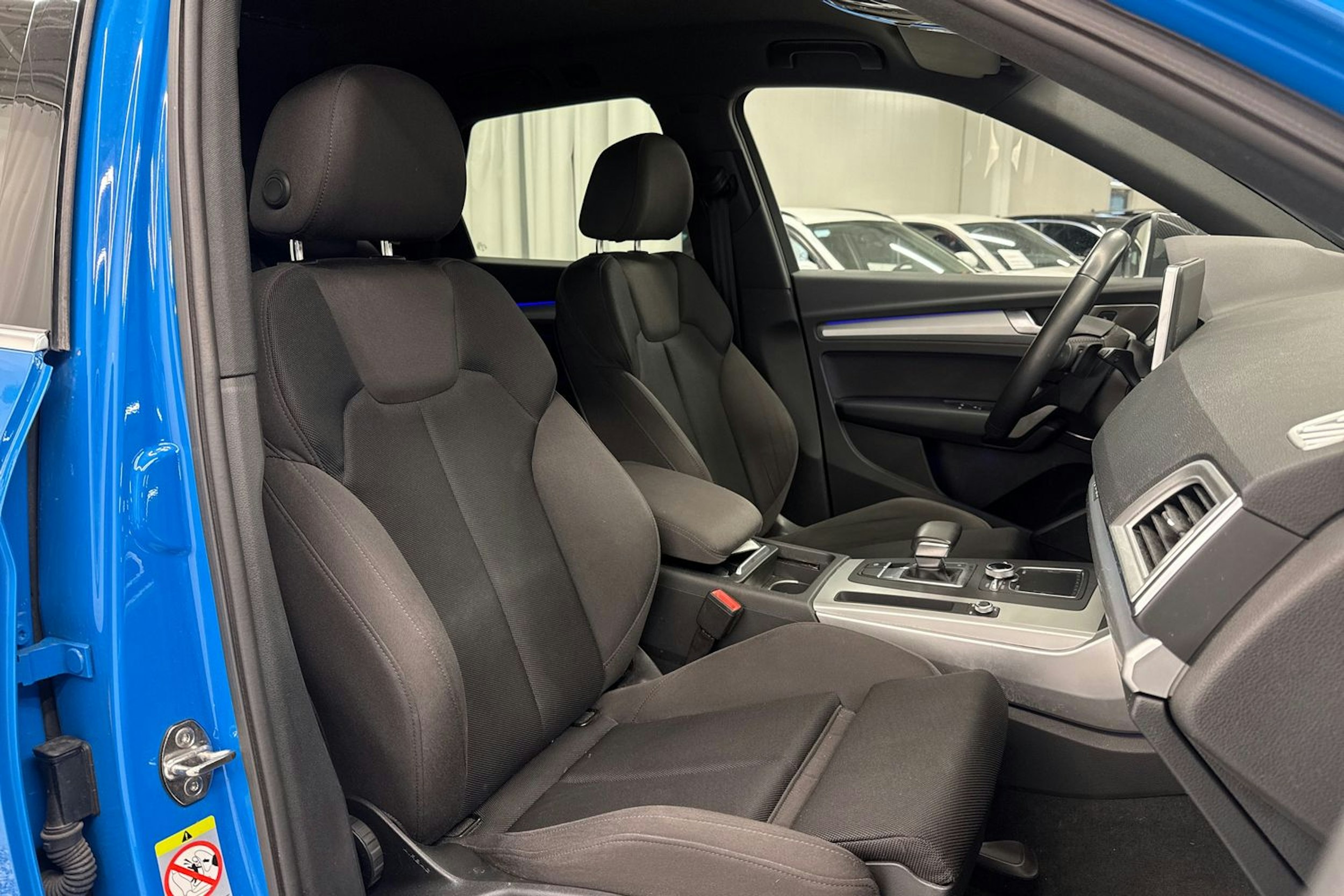 Sininen Audi Q5 2020 kuva 13.