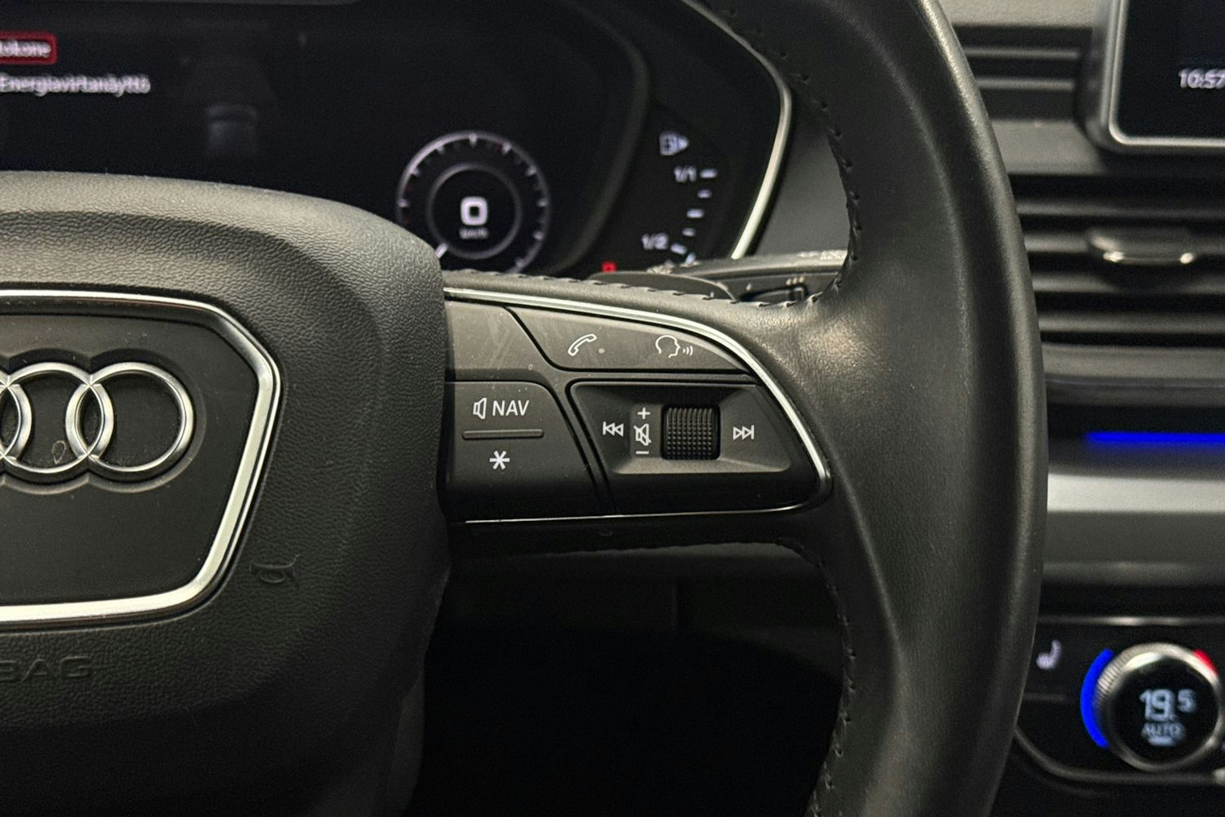 Sininen Audi Q5 2020 kuva 16.