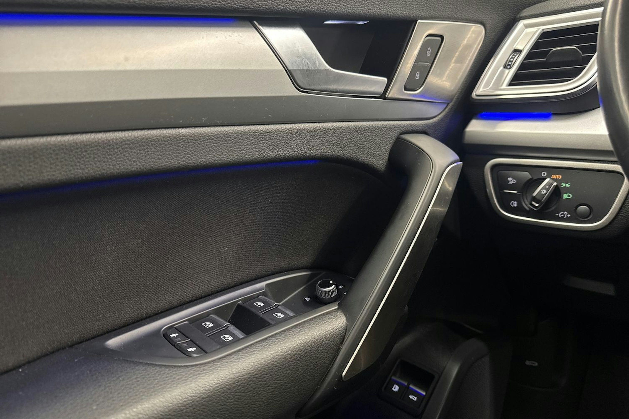 Sininen Audi Q5 2020 kuva 19.