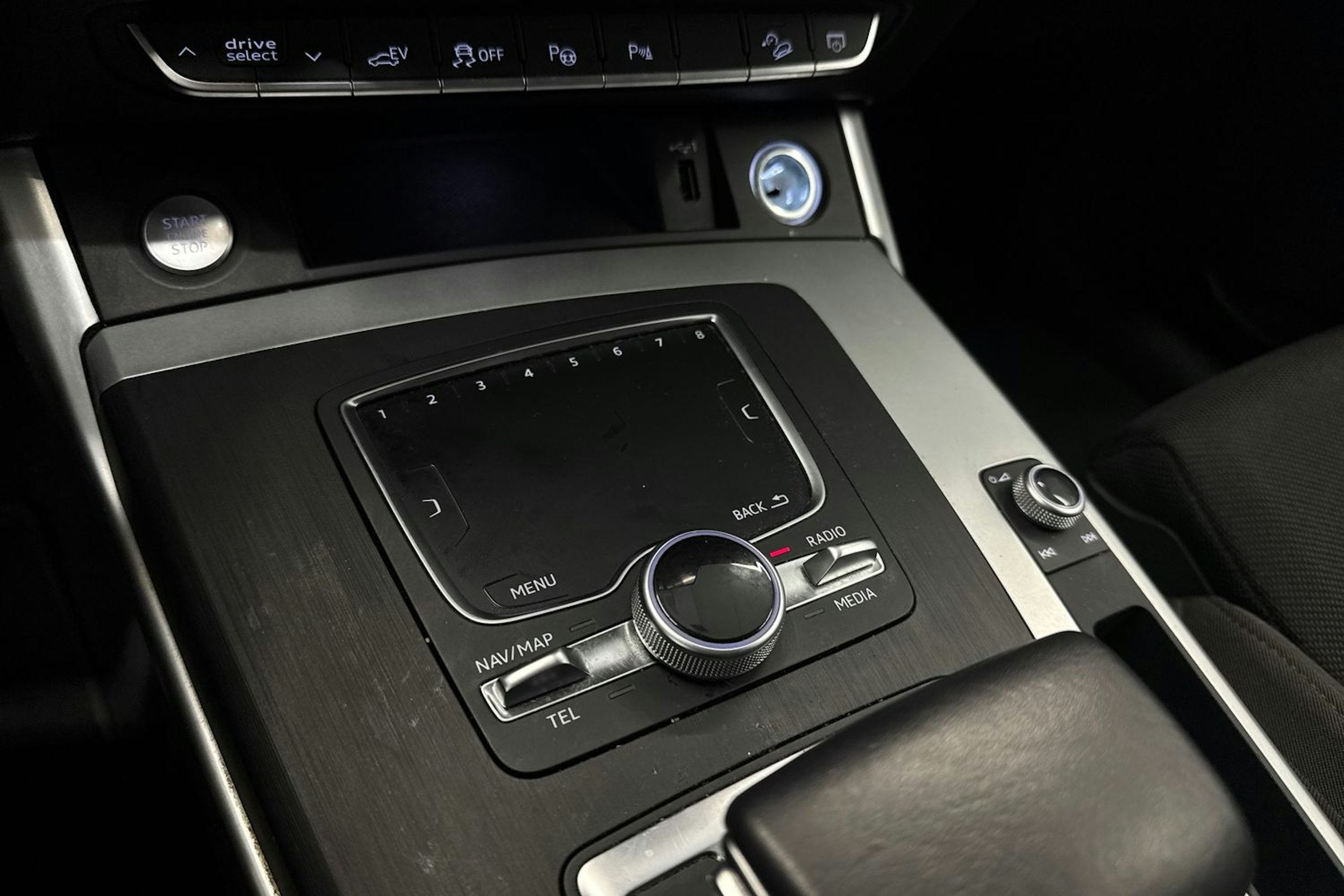 Sininen Audi Q5 2020 kuva 21.