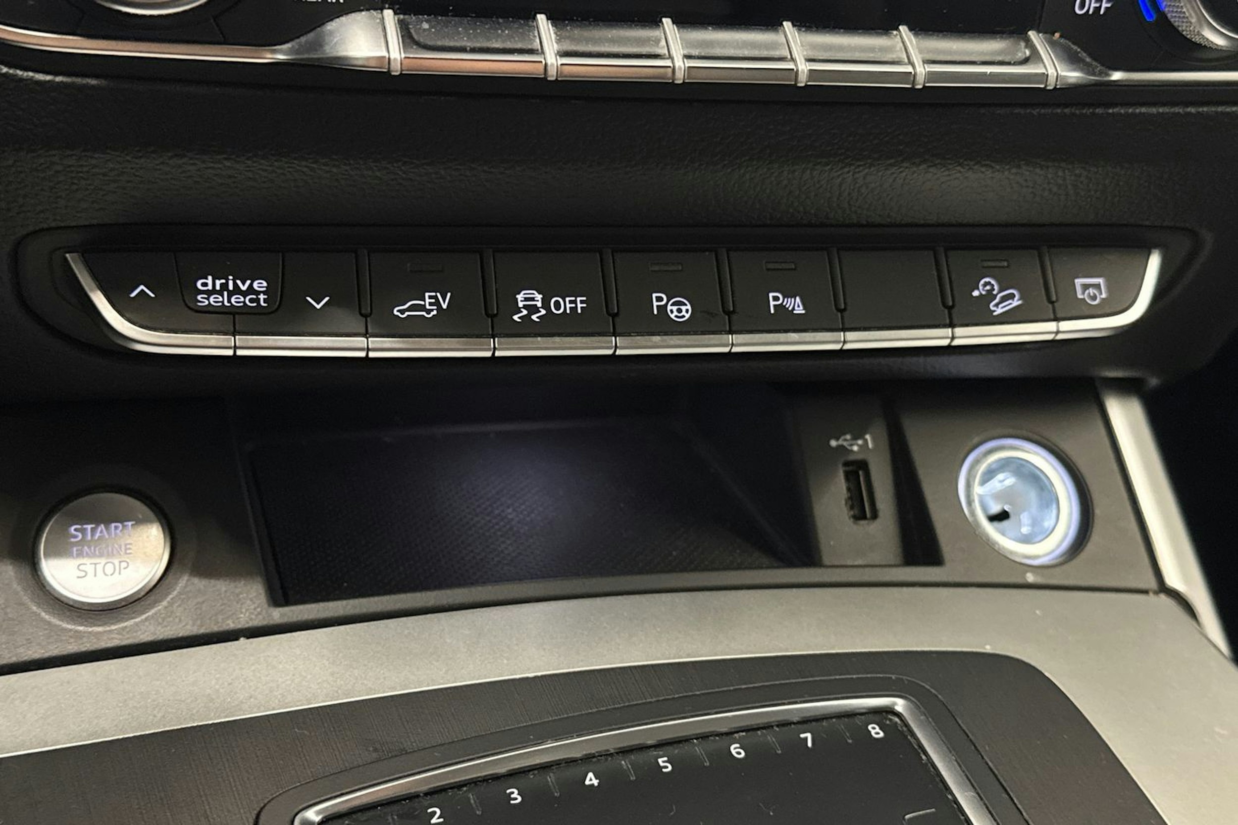 Sininen Audi Q5 2020 kuva 22.