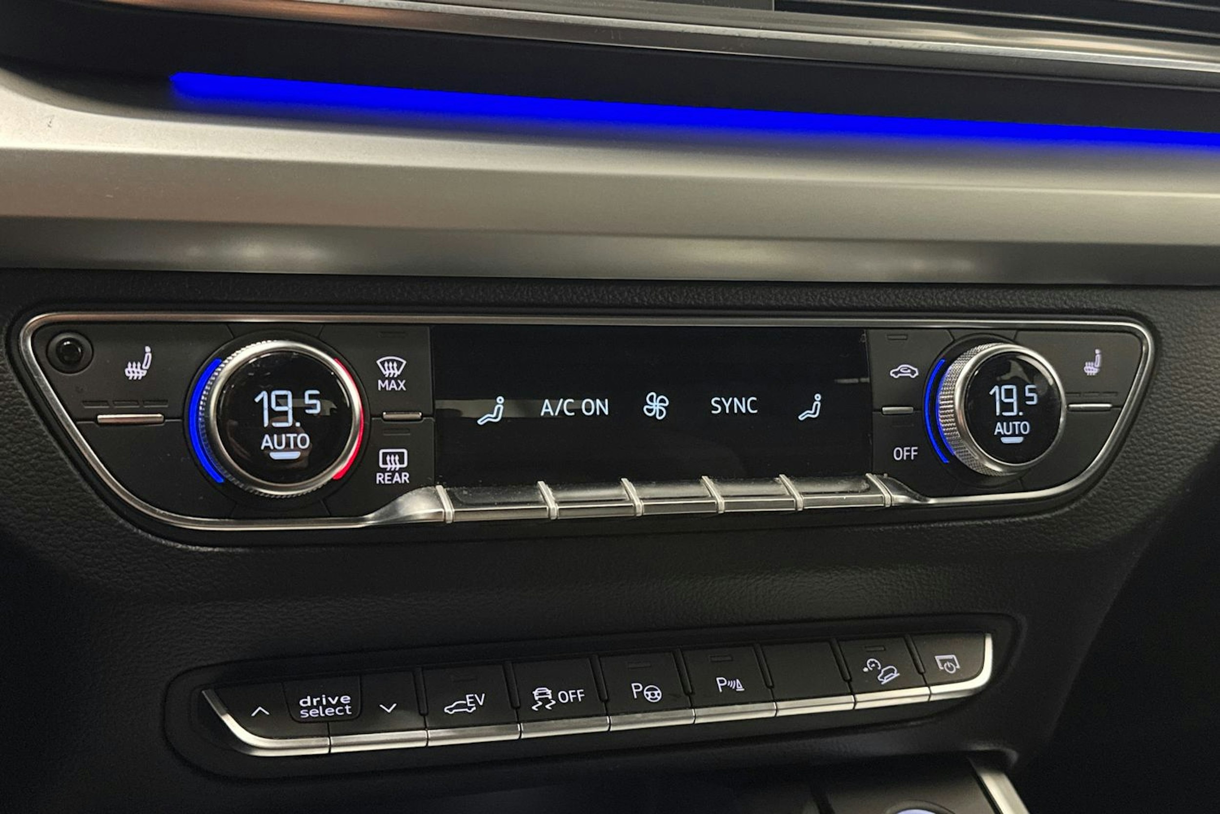 Sininen Audi Q5 2020 kuva 23.