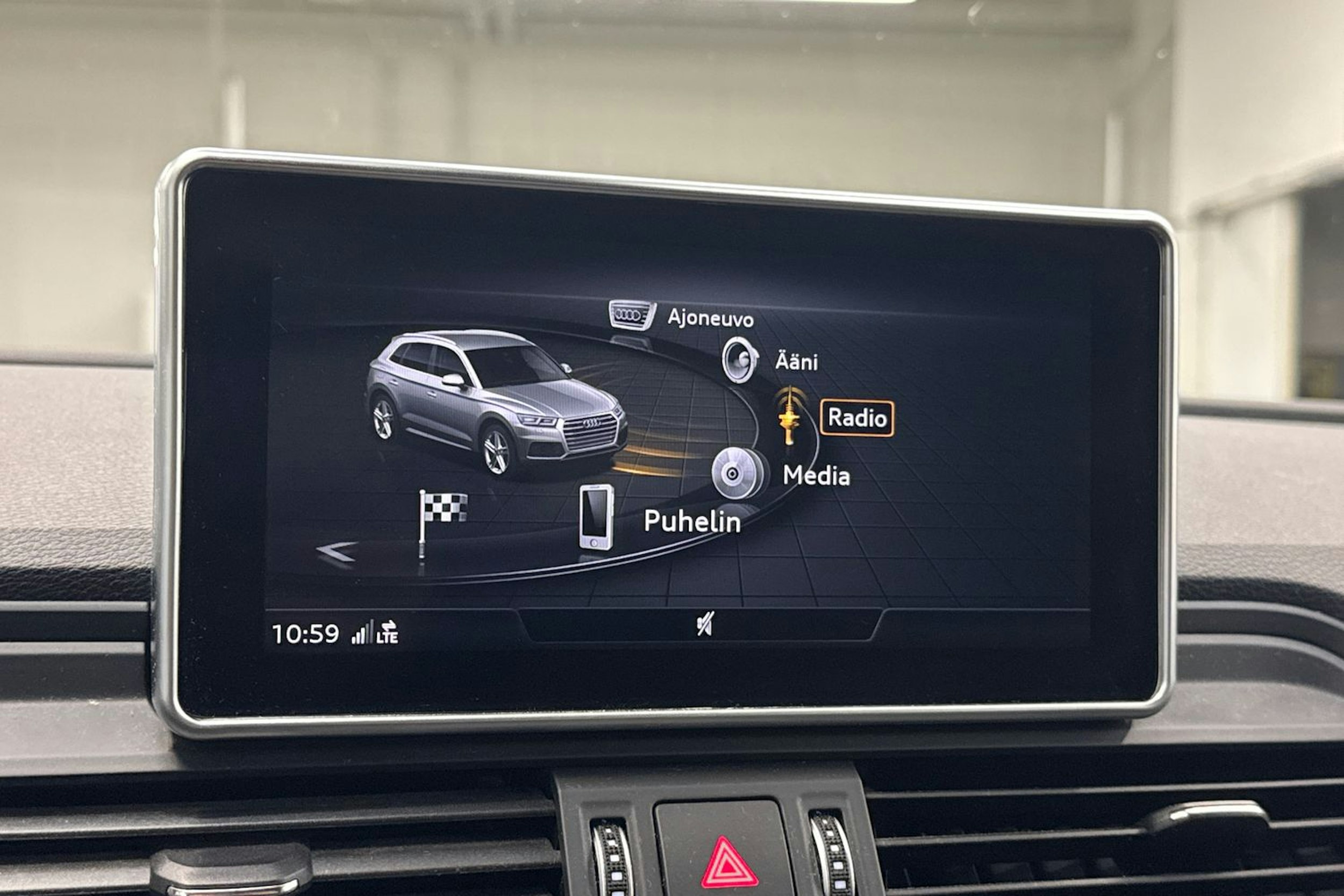 Sininen Audi Q5 2020 kuva 24.