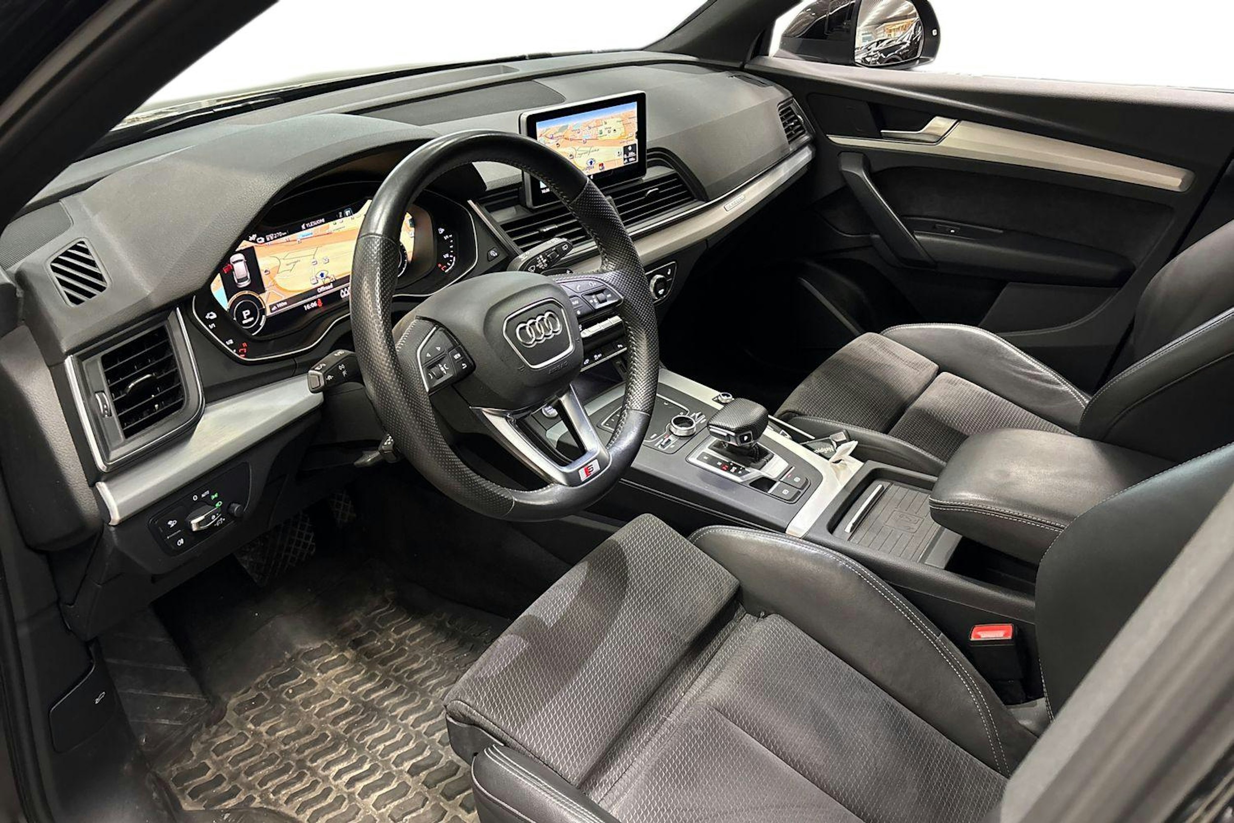 met. musta Audi Q5 2020 kuva 3.