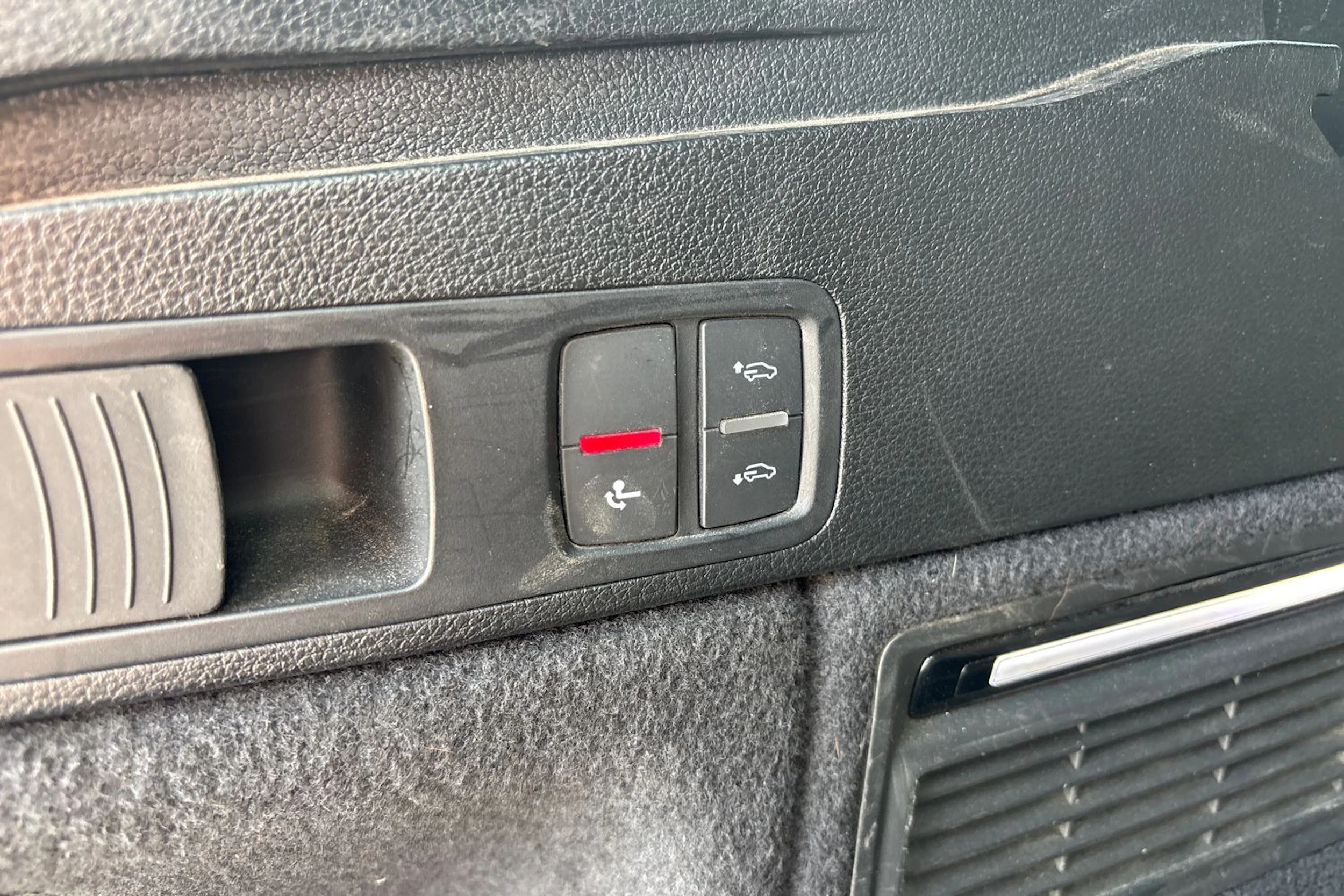 musta Audi Q5 2020 kuva 4.