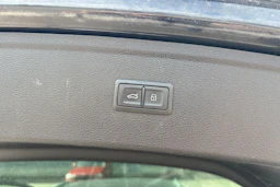 musta Audi Q5 2020 kuva 6.