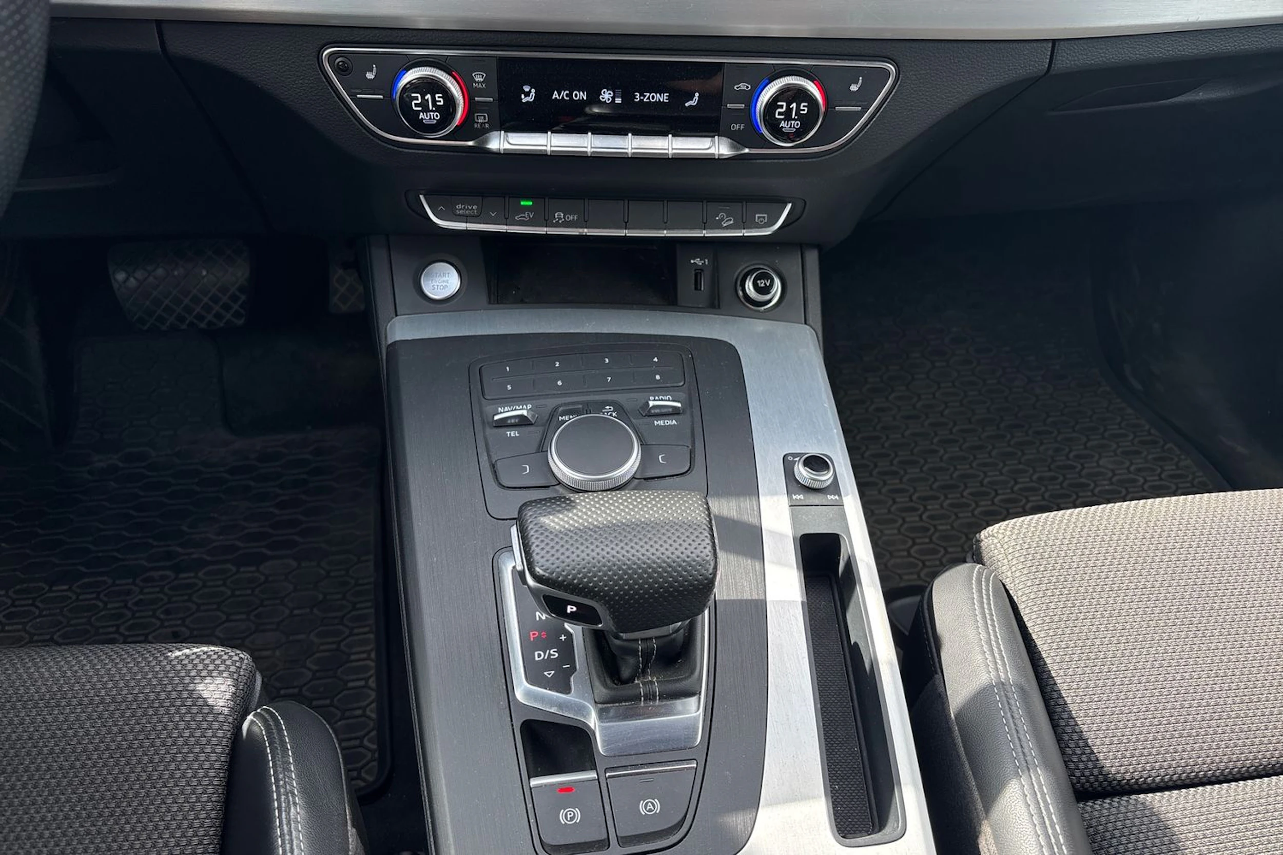 musta Audi Q5 2020 kuva 8.