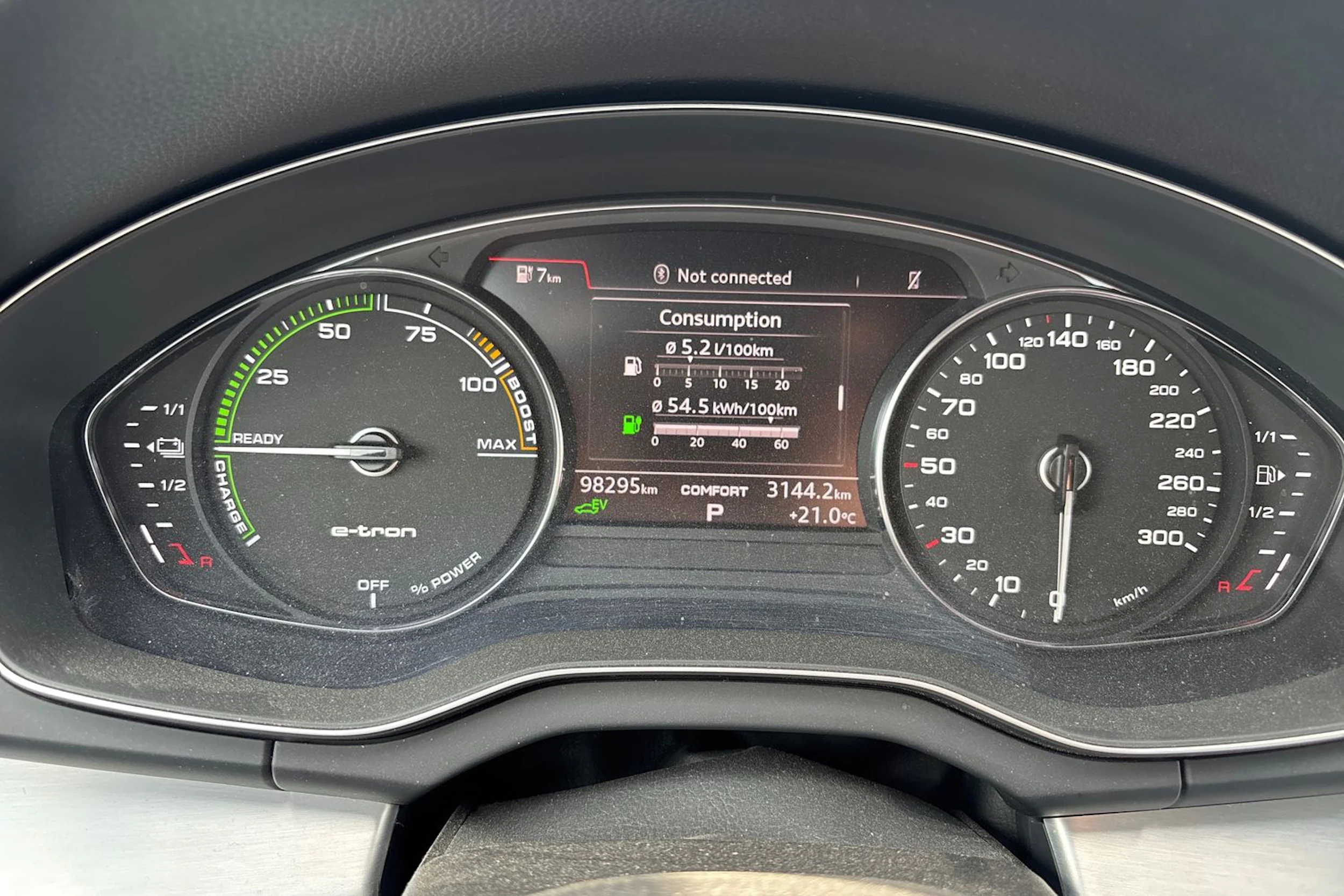 musta Audi Q5 2020 kuva 9.