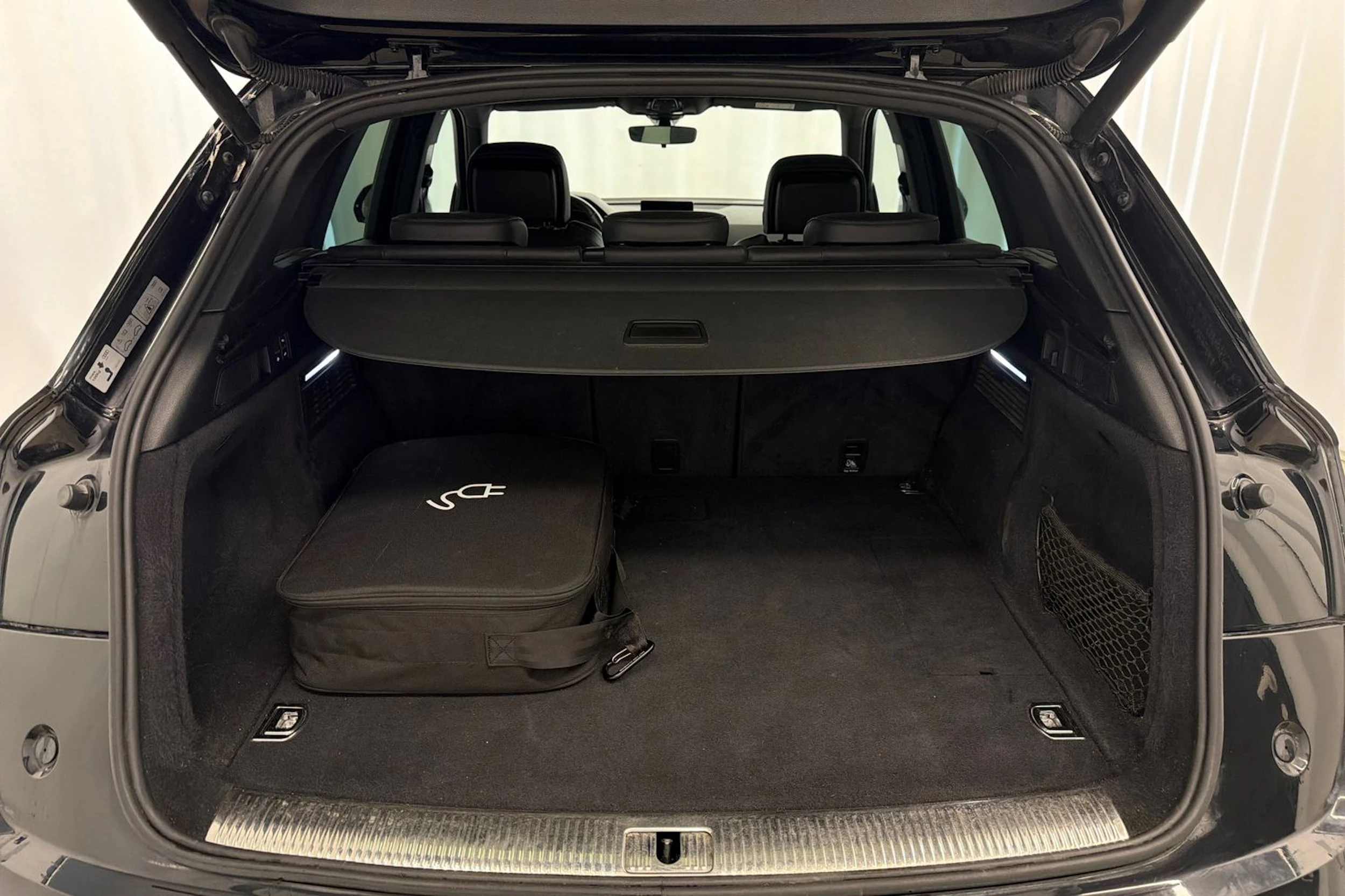 musta Audi Q5 2020 kuva 13.
