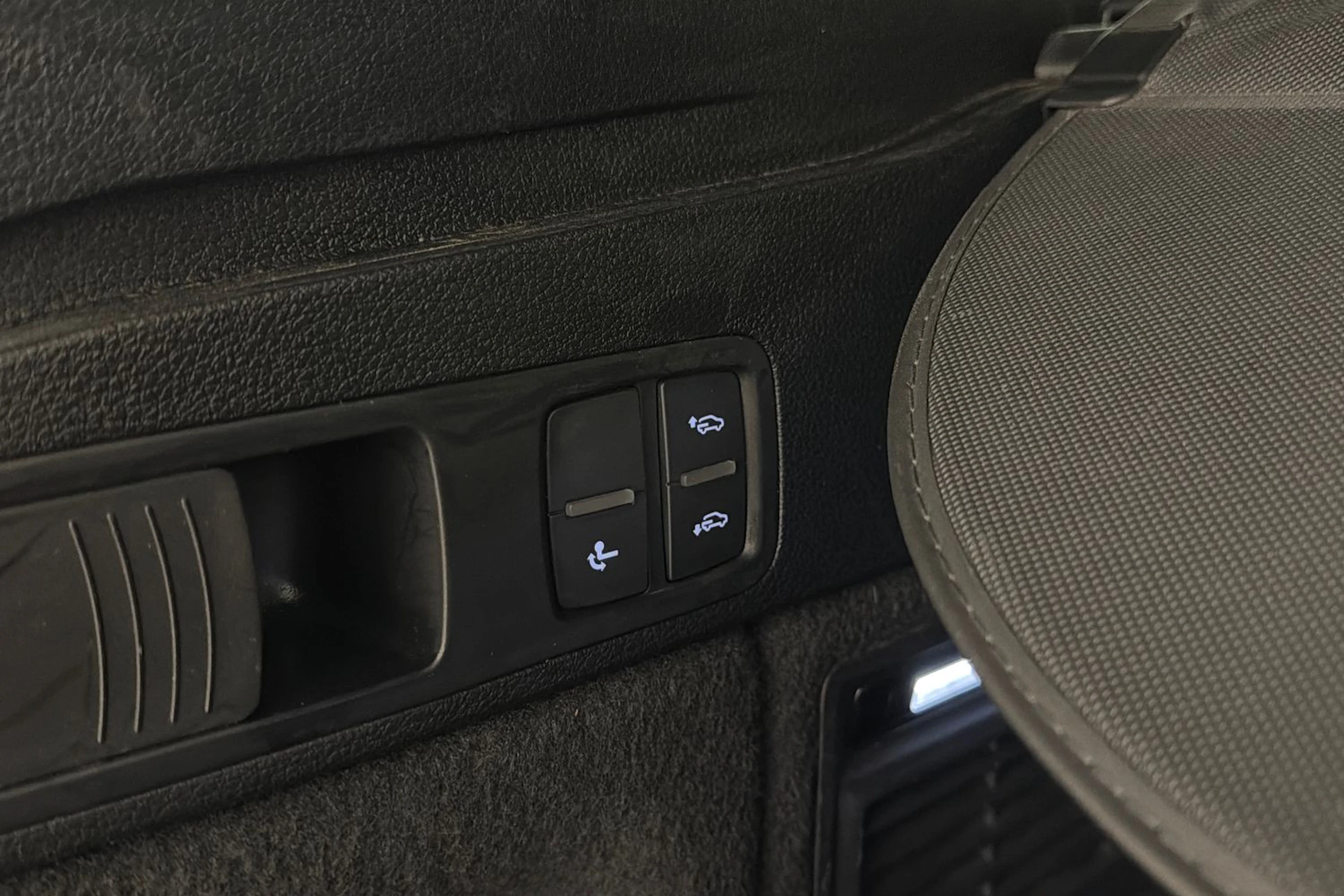musta Audi Q5 2020 kuva 14.