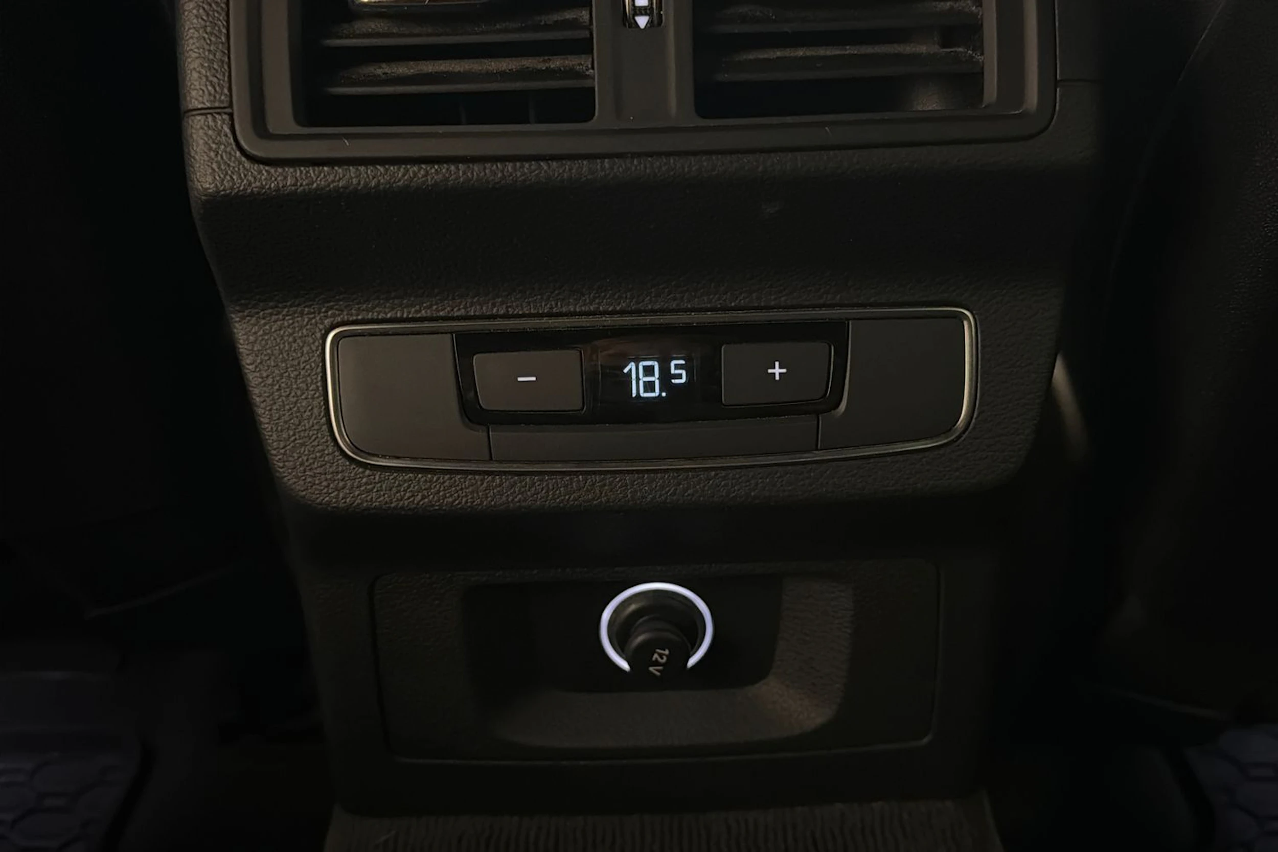 musta Audi Q5 2020 kuva 16.