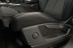musta Audi Q5 2020 kuva 17.